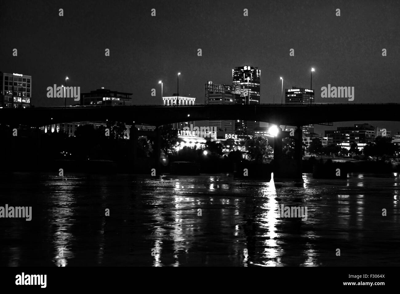 Vue de la ville de Little Rock et de l'I-30 pont au-dessus de la rivière Arkansas dans la nuit Banque D'Images