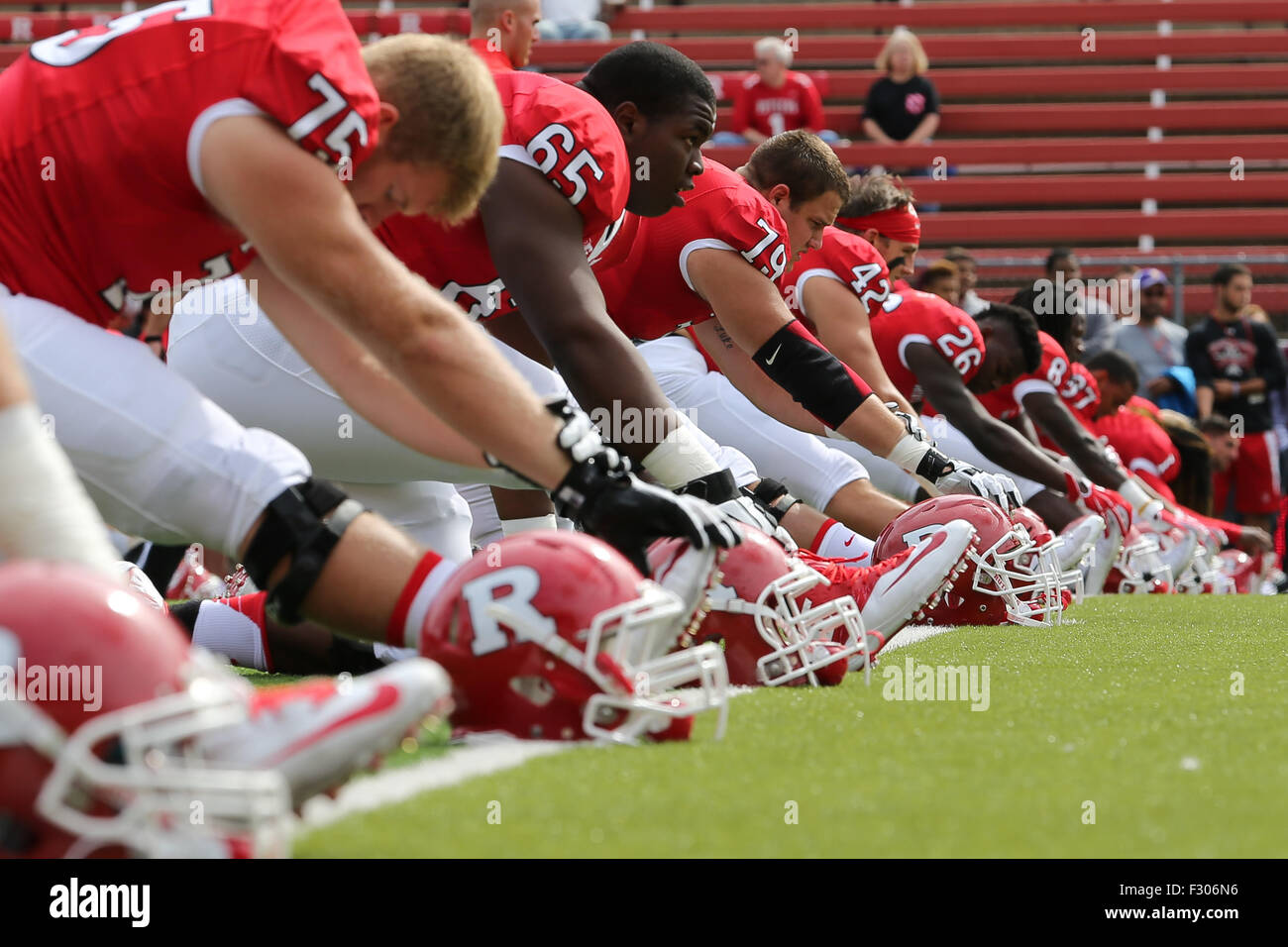 Piscataway, NJ, USA. 26 Sep, 2015. Le Scarlet Knights réchauffer avant un match de football de la NCAA à High Point Solutions Stadium à Piscataway, New Jersey Mike Langish/Cal Sport Media. Credit : csm/Alamy Live News Banque D'Images