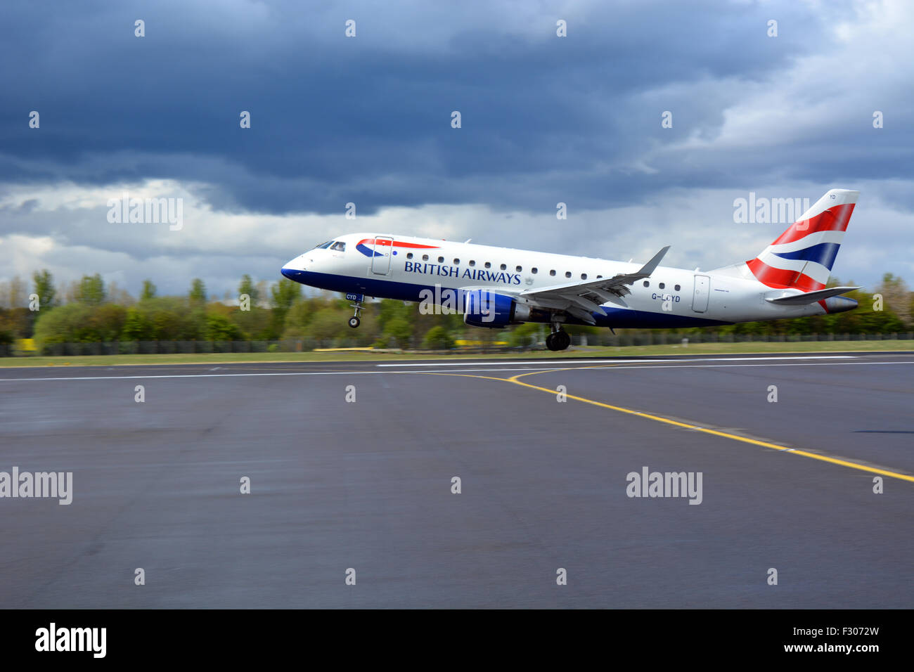 BA Cityflyer E170 Landing Runway 24 Édimbourg Banque D'Images