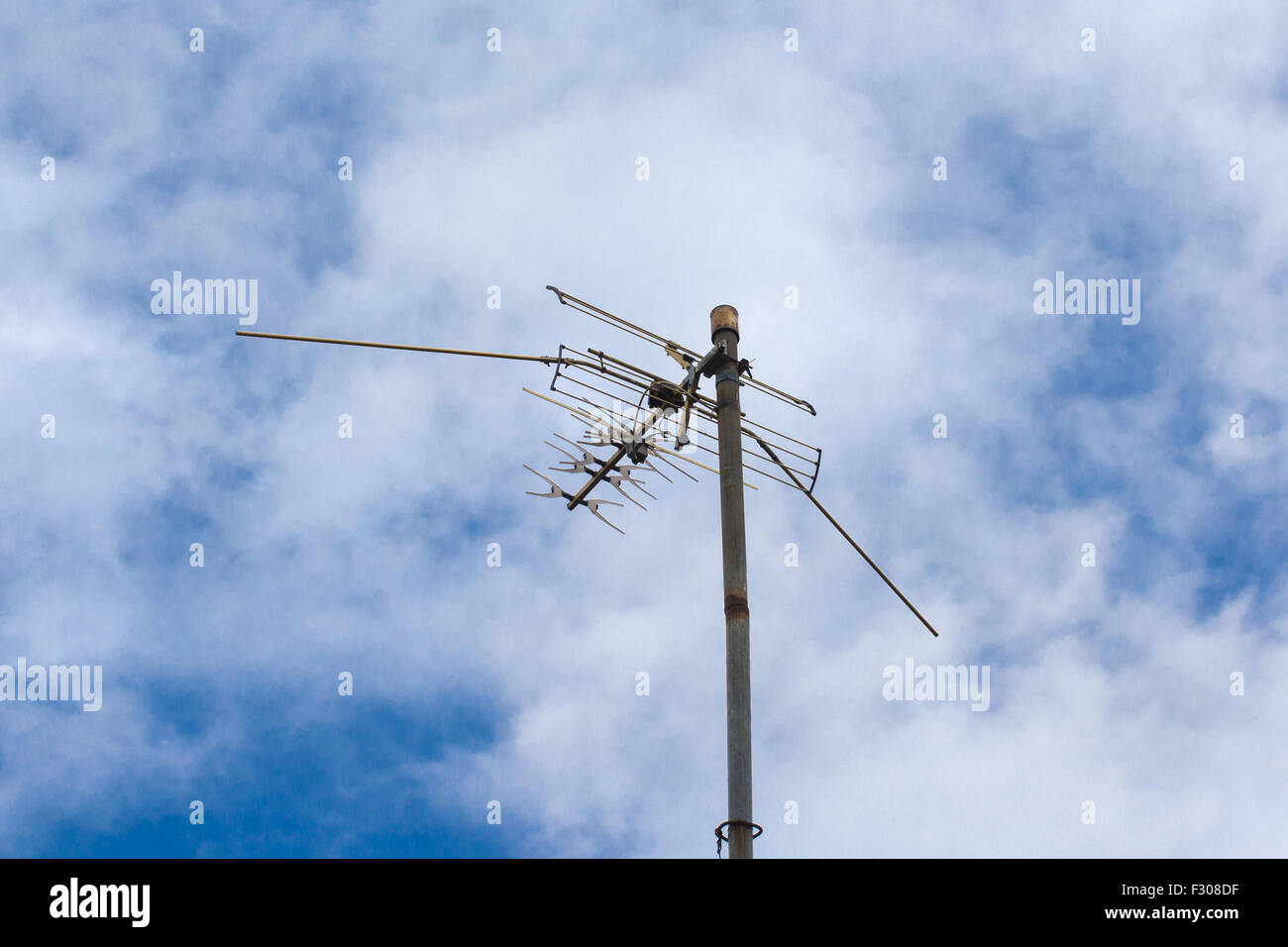 L'antenne TV sur fond de ciel bleu Banque D'Images