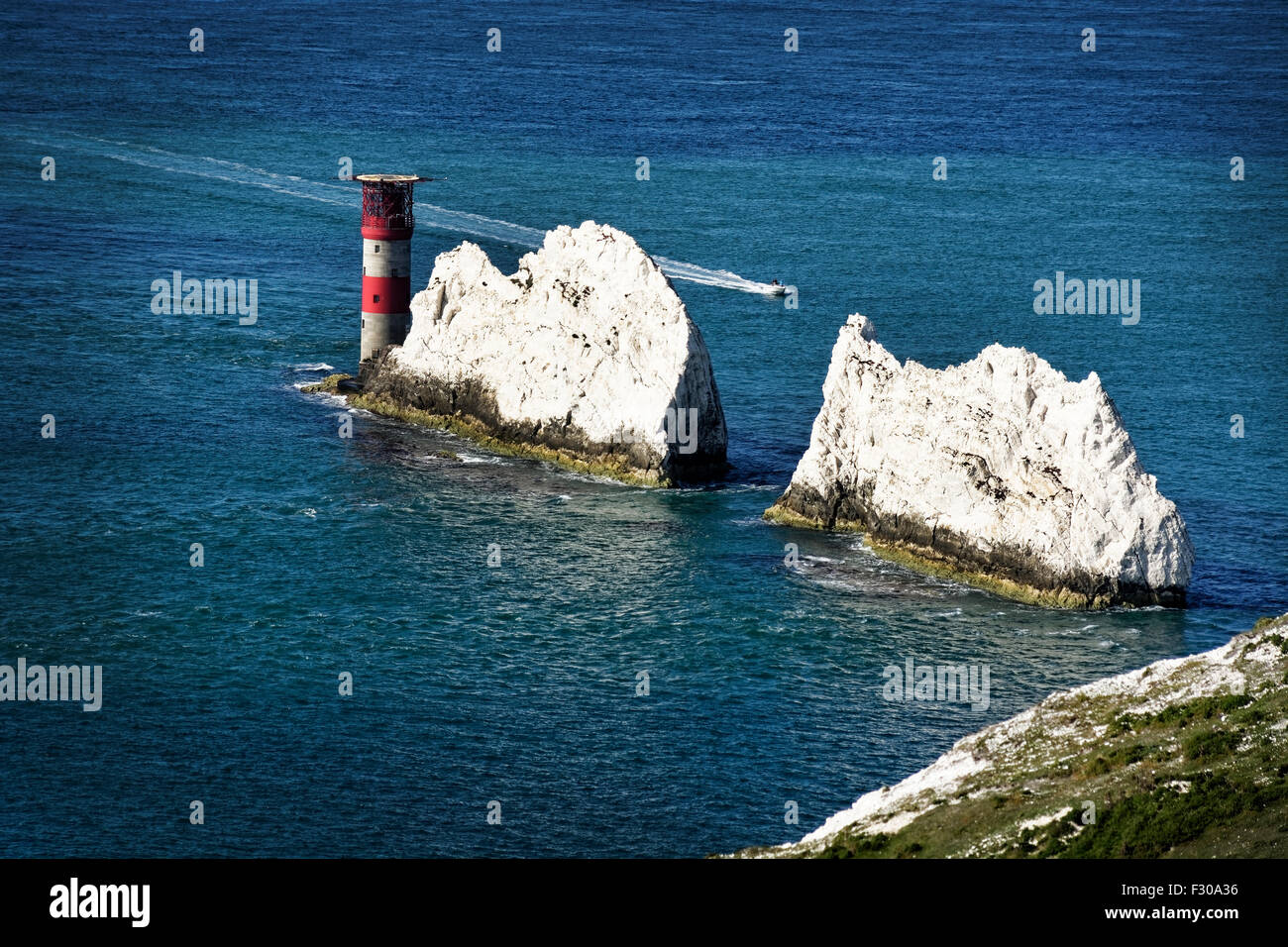 Le plus célèbre monument de l'île de Wight - trois piles de craie sortant de la mer à côté de la Baie d'Alun attraction historique Banque D'Images