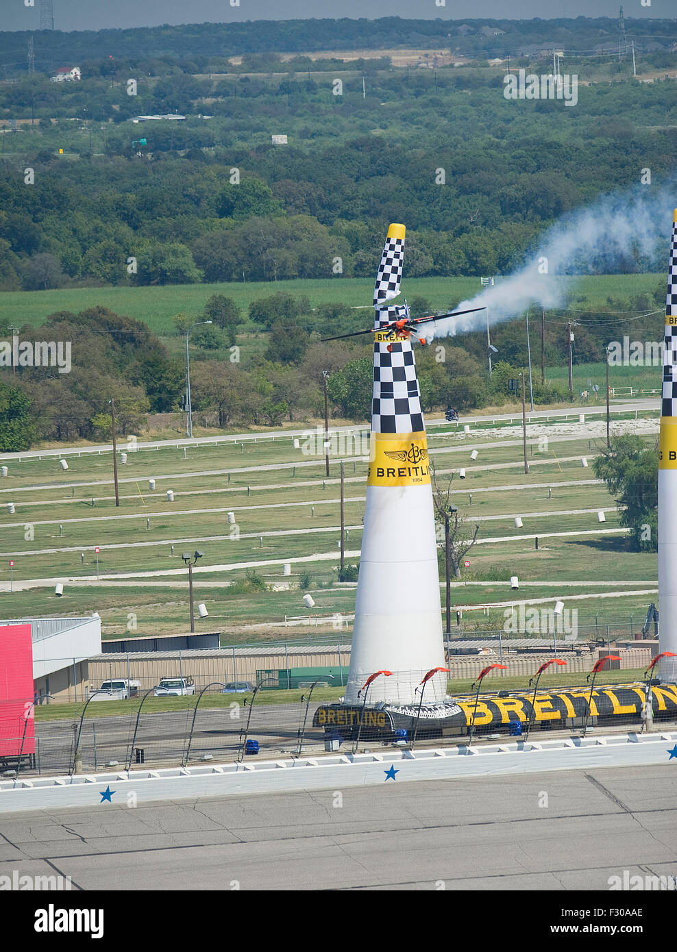 Texas Motor Speedway. 26 Sep, 2015. Red Bull Air Race Master Nicolas Ivanoff pilote # 27 dans l'action au Texas Motor Speedway. Fort Worth, TX. Mario Cantu/CSM/Alamy Live News Banque D'Images