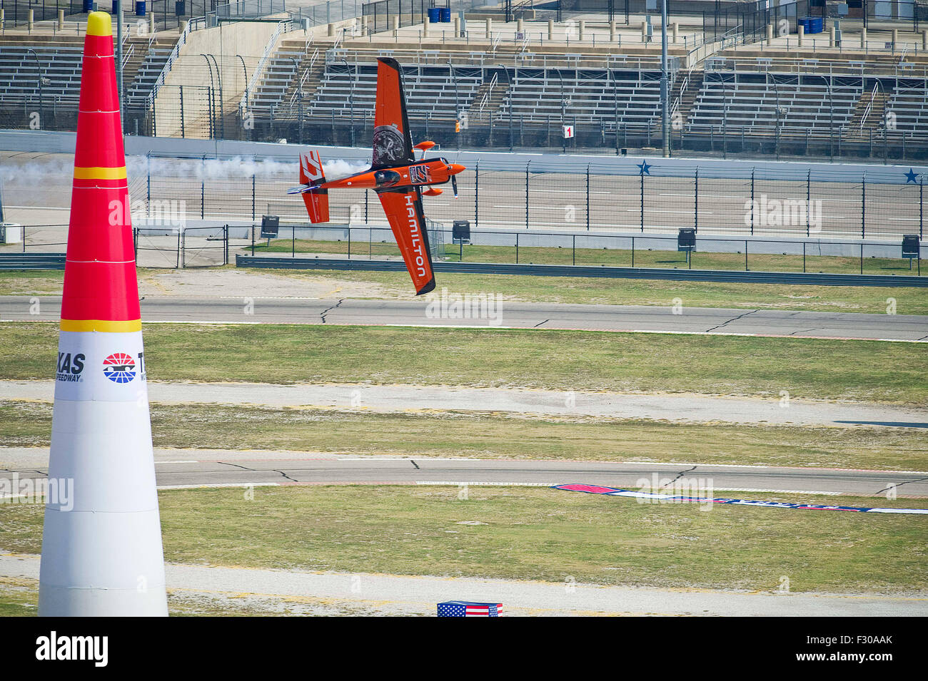 Texas Motor Speedway. 26 Sep, 2015. Red Bull Air Race Master Nicolas Ivanoff pilote # 27 dans l'action au Texas Motor Speedway. Fort Worth, TX. Mario Cantu/CSM/Alamy Live News Banque D'Images