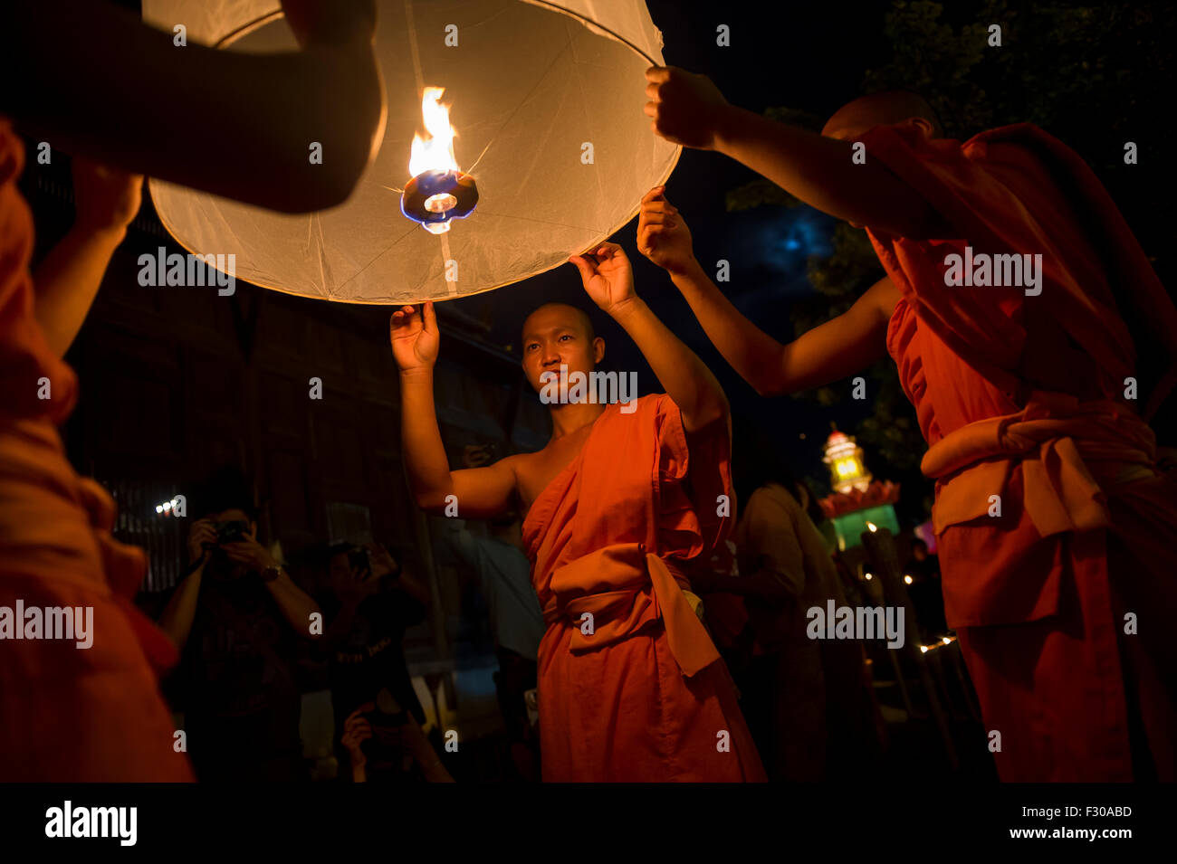 CHIANG MAI, THAÏLANDE - 07 NOVEMBRE 2014 : Groupe de moines bouddhistes lancer sky lanternes lors de l'Assemblée Yee Peng festival des lumières. Banque D'Images