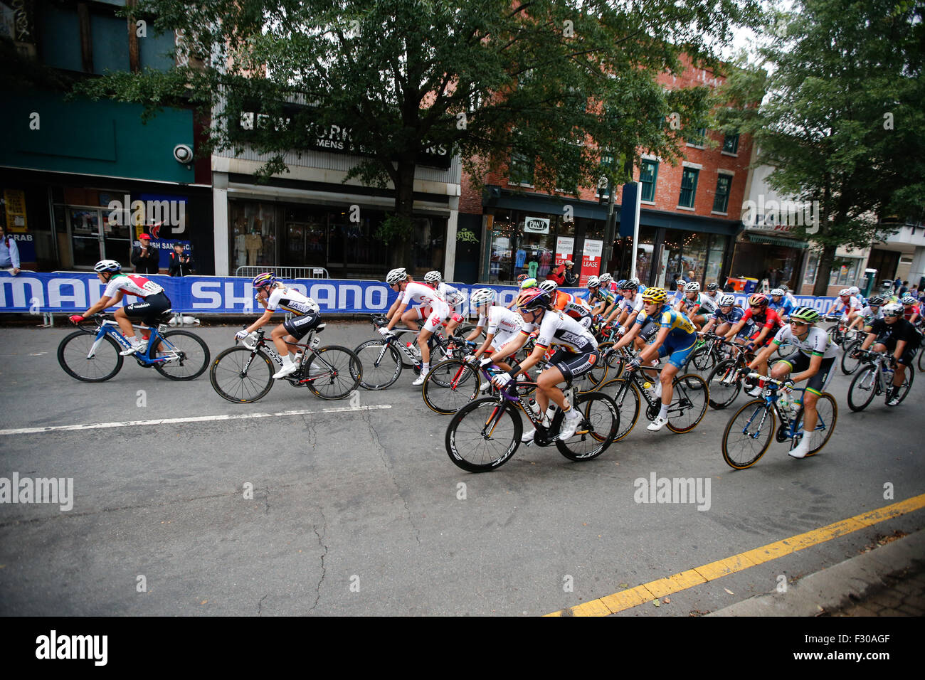 RICHMOND (Virginie), 26 sept., 2015. Le peloton roule sur Richmond, Virginia's West Broad Street au cours des 130 kilomètres de championnats du monde de cyclisme sur route course Elite femmes à Richmond , en Virginie. Banque D'Images