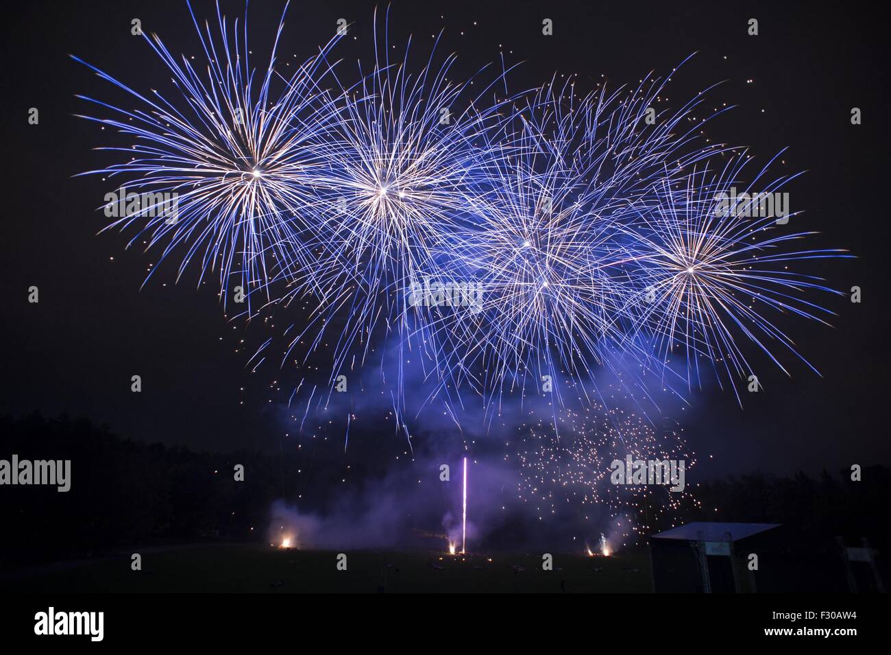 Vilnius, Lituanie. 26 Sep, 2015. Un artifice internationale est tenue à Vilnius, en Lituanie, le 26 septembre 2015. Le feu d'artifice, datant de 2009, a réuni des équipes de la Chine, de l'Autriche, l'Estonie et la Lituanie, cette année. Alfredas © Pliadis/Xinhua/Alamy Live News Banque D'Images