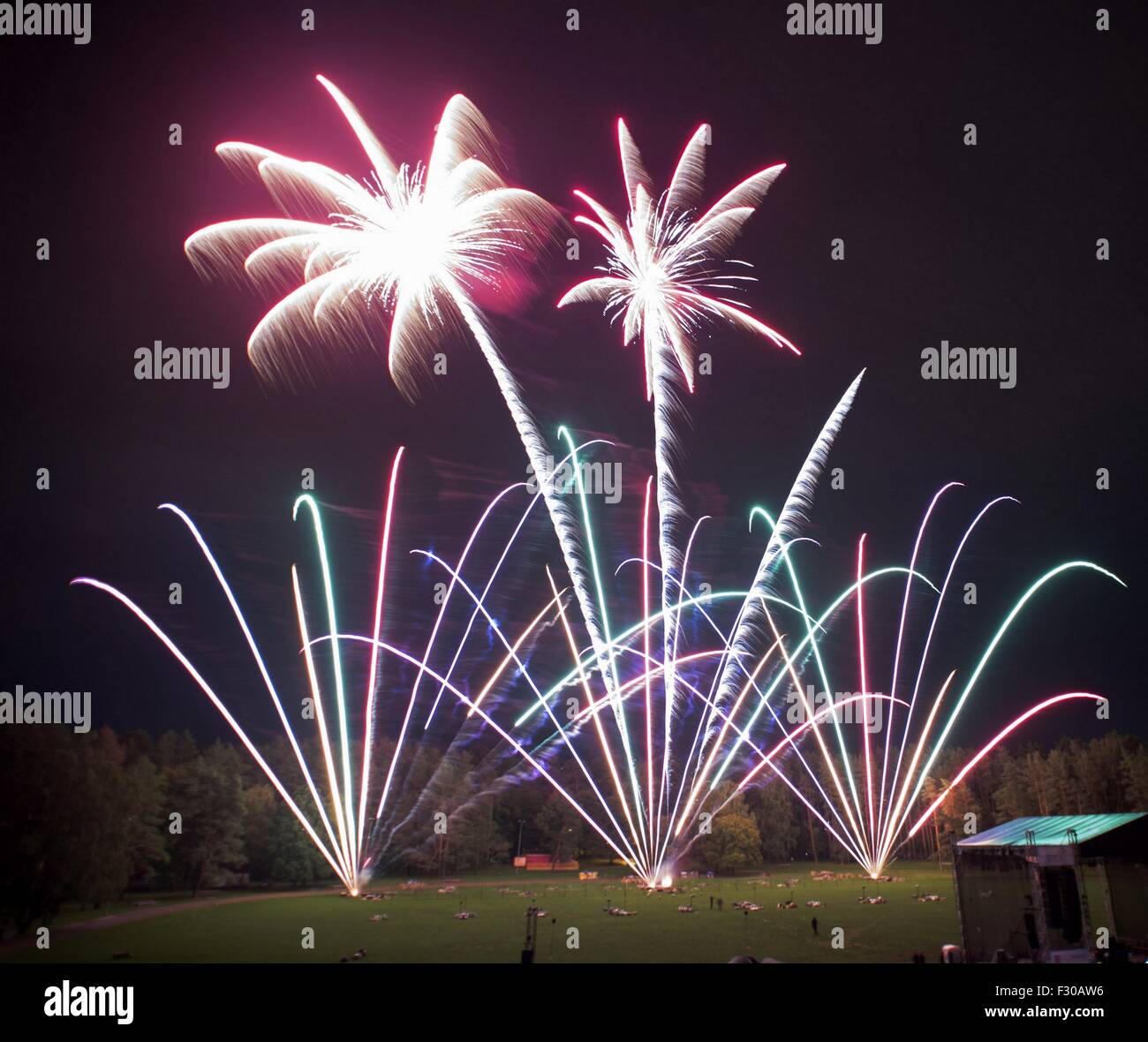 Vilnius, Lituanie. 26 Sep, 2015. Un artifice internationale est tenue à Vilnius, en Lituanie, le 26 septembre 2015. Le feu d'artifice, datant de 2009, a réuni des équipes de la Chine, de l'Autriche, l'Estonie et la Lituanie, cette année. Alfredas © Pliadis/Xinhua/Alamy Live News Banque D'Images