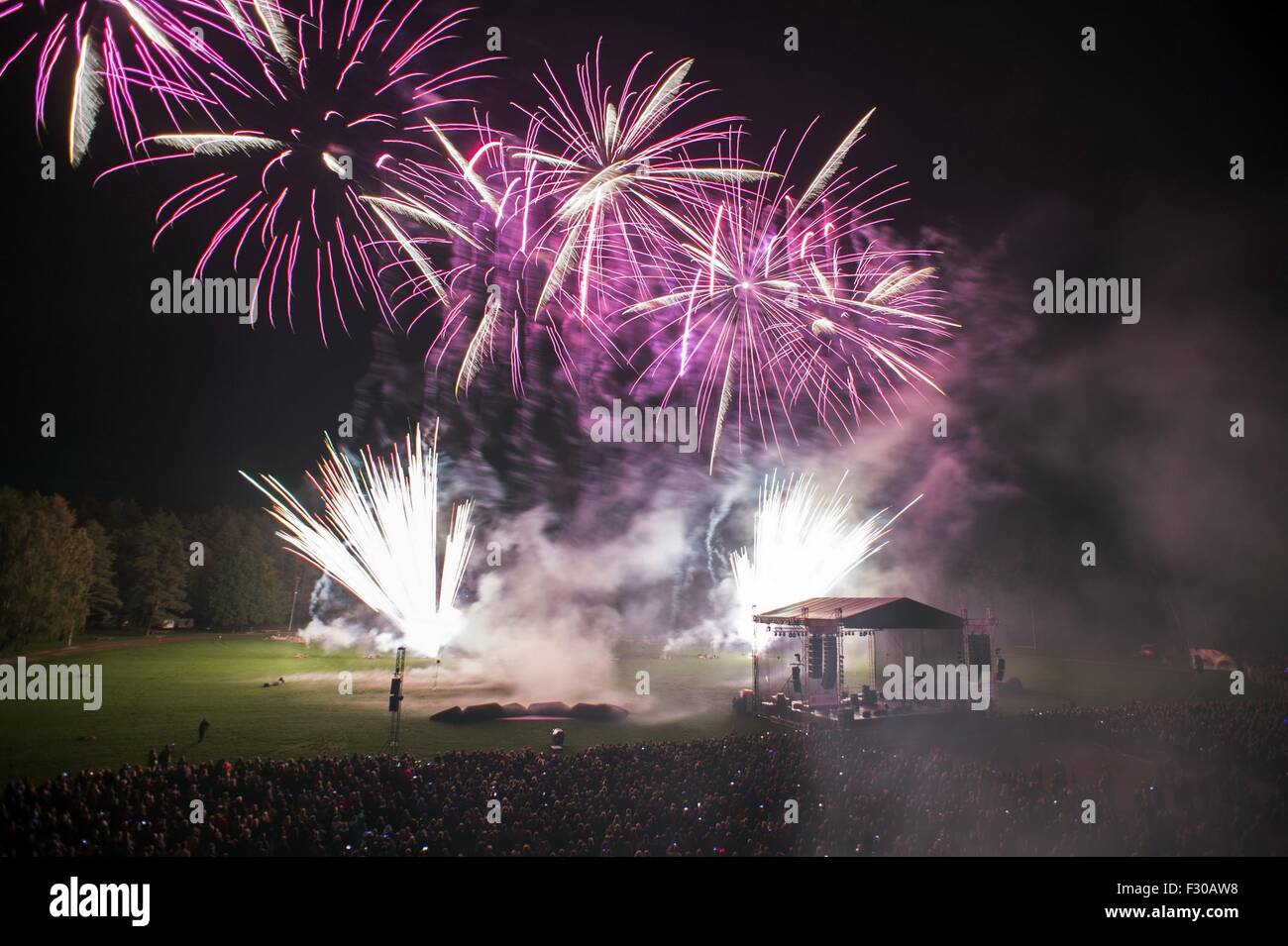 Vilnius, Lituanie. 26 Sep, 2015. Un artifice internationale est tenue à Vilnius, en Lituanie, le 26 septembre 2015. Le feu d'artifice, datant de 2009, a réuni des équipes de la Chine, de l'Autriche, l'Estonie et la Lituanie, cette année. Alfredas © Pliadis/Xinhua/Alamy Live News Banque D'Images