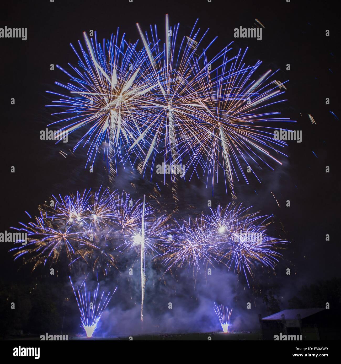 Vilnius, Lituanie. 26 Sep, 2015. Un artifice internationale est tenue à Vilnius, en Lituanie, le 26 septembre 2015. Le feu d'artifice, datant de 2009, a réuni des équipes de la Chine, de l'Autriche, l'Estonie et la Lituanie, cette année. Alfredas © Pliadis/Xinhua/Alamy Live News Banque D'Images