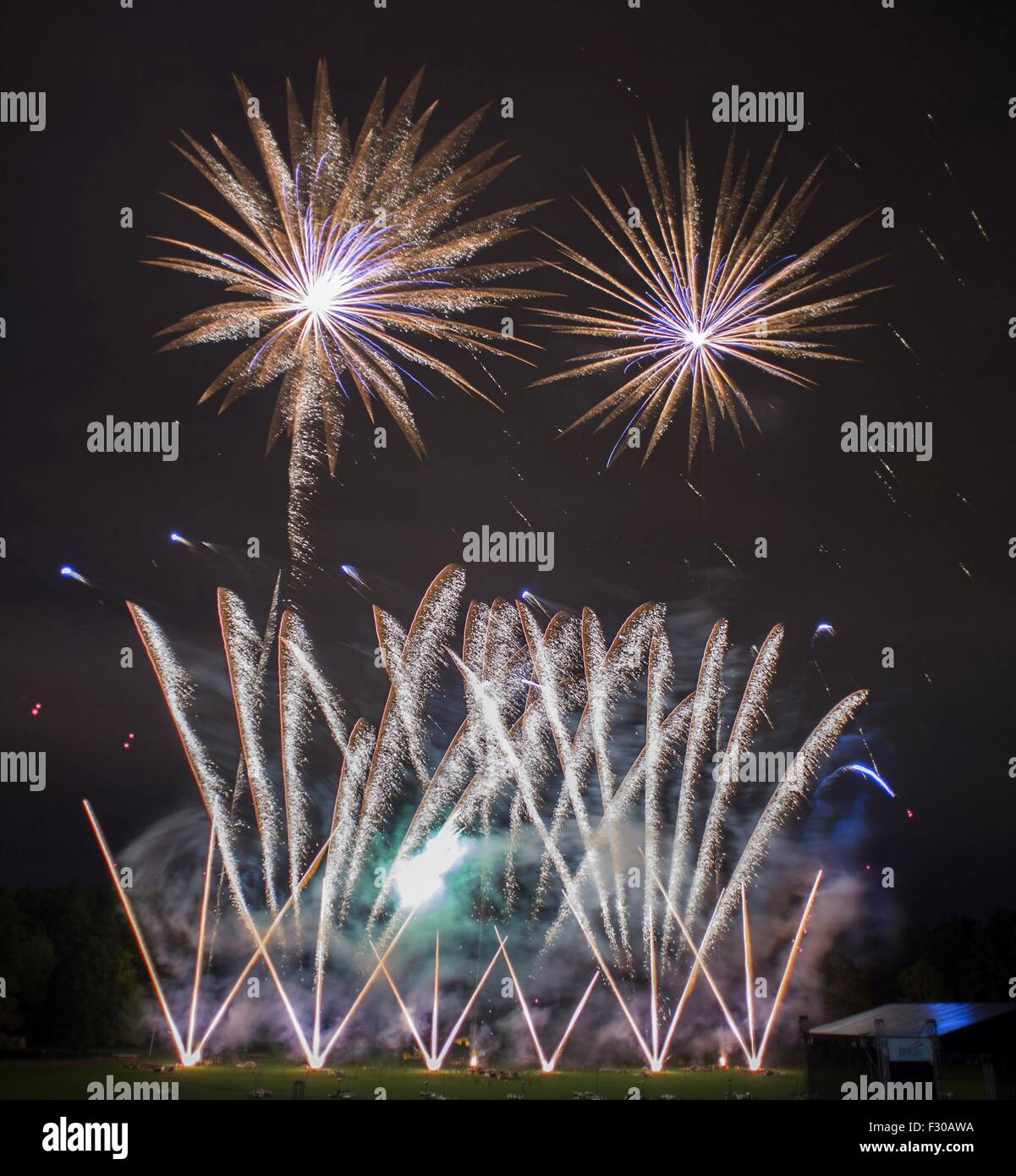 Vilnius, Lituanie. 26 Sep, 2015. Un artifice internationale est tenue à Vilnius, en Lituanie, le 26 septembre 2015. Le feu d'artifice, datant de 2009, a réuni des équipes de la Chine, de l'Autriche, l'Estonie et la Lituanie, cette année. Alfredas © Pliadis/Xinhua/Alamy Live News Banque D'Images
