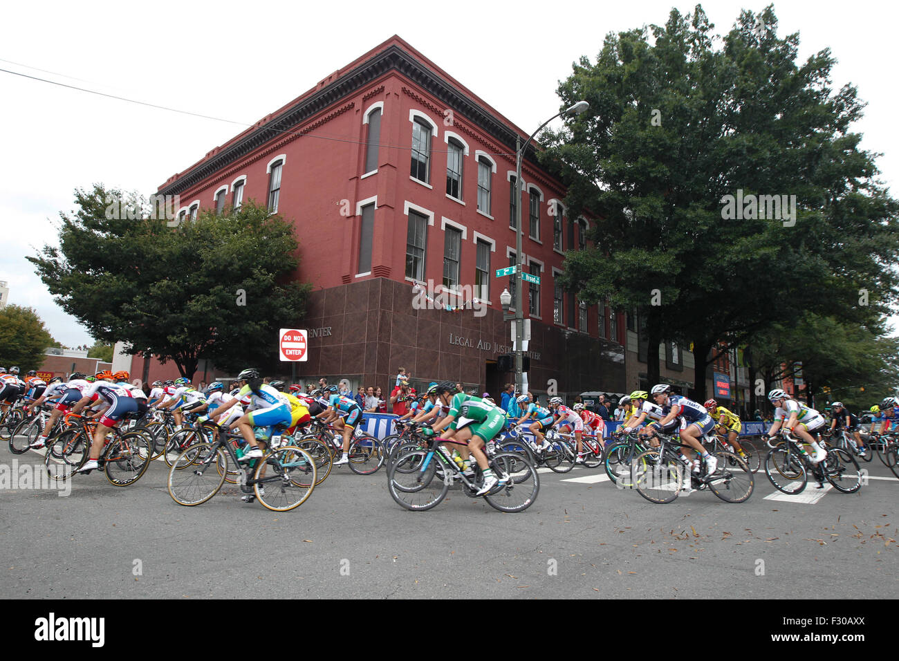 RICHMOND (Virginie), 26 sept., 2015. Le peloton s'éteint Richmond, Virginia's West Broad Street au cours des 130 kilomètres de championnats du monde de cyclisme sur route course Elite femmes. Banque D'Images