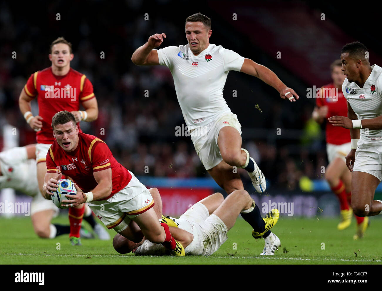 Londres, à l'avant) du Pays de Galles est plaqué par un joueur de UK durant la Coupe du Monde de Rugby 2015 extérieure une correspondance entre le Royaume-Uni et le Pays de Galles au stade de Twickenham à Londres. 26 Sep, 2015. Scott Williams (L'avant), du Pays de Galles est plaqué par un joueur de l'Angleterre durant la Coupe du Monde de Rugby 2015 extérieure une correspondance entre l'Angleterre et le Pays de Galles au stade de Twickenham à Londres, Angleterre le 26 septembre 2015. La France a gagné 28-25. Credit : Han Yan/Xinhua/Alamy Live News Banque D'Images