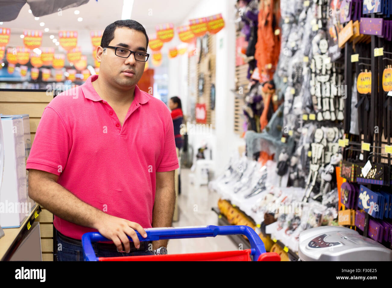Young man shopping au supermarché Banque D'Images