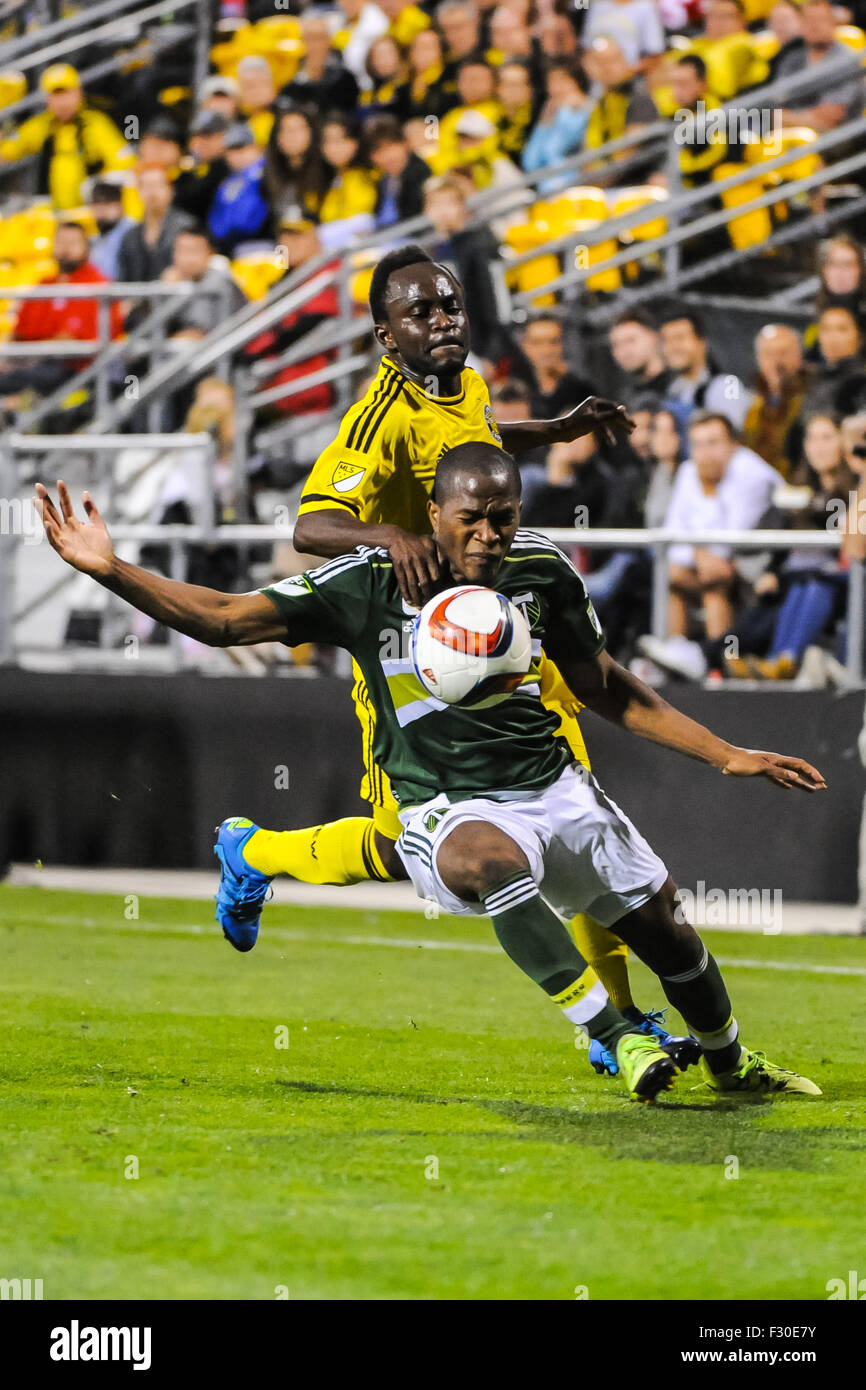 Columbus Crew SC Cedrick milieu Mabwati (11) et Portland Timbers FC defender Alvas Powell (2) au cours de la seconde moitié du match entre Portland Timbers FC et Columbus Crew Stadium, MAPFRE à SC à Columbus en Ohio le 26 septembre 2015. Crédit photo : Dorn Byg/CSM Banque D'Images