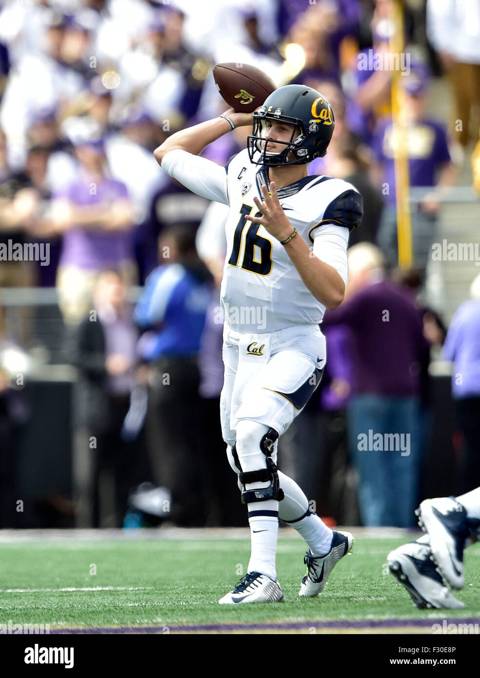 Le 26 septembre, 2015.California Golden Bears quarterback Jared Goff # 16 en action contre les Washington Huskies au Husky Stadium à Seattle, WA.Californie bat Washington 30 - 24.George Holland/Cal Sport Media. Banque D'Images