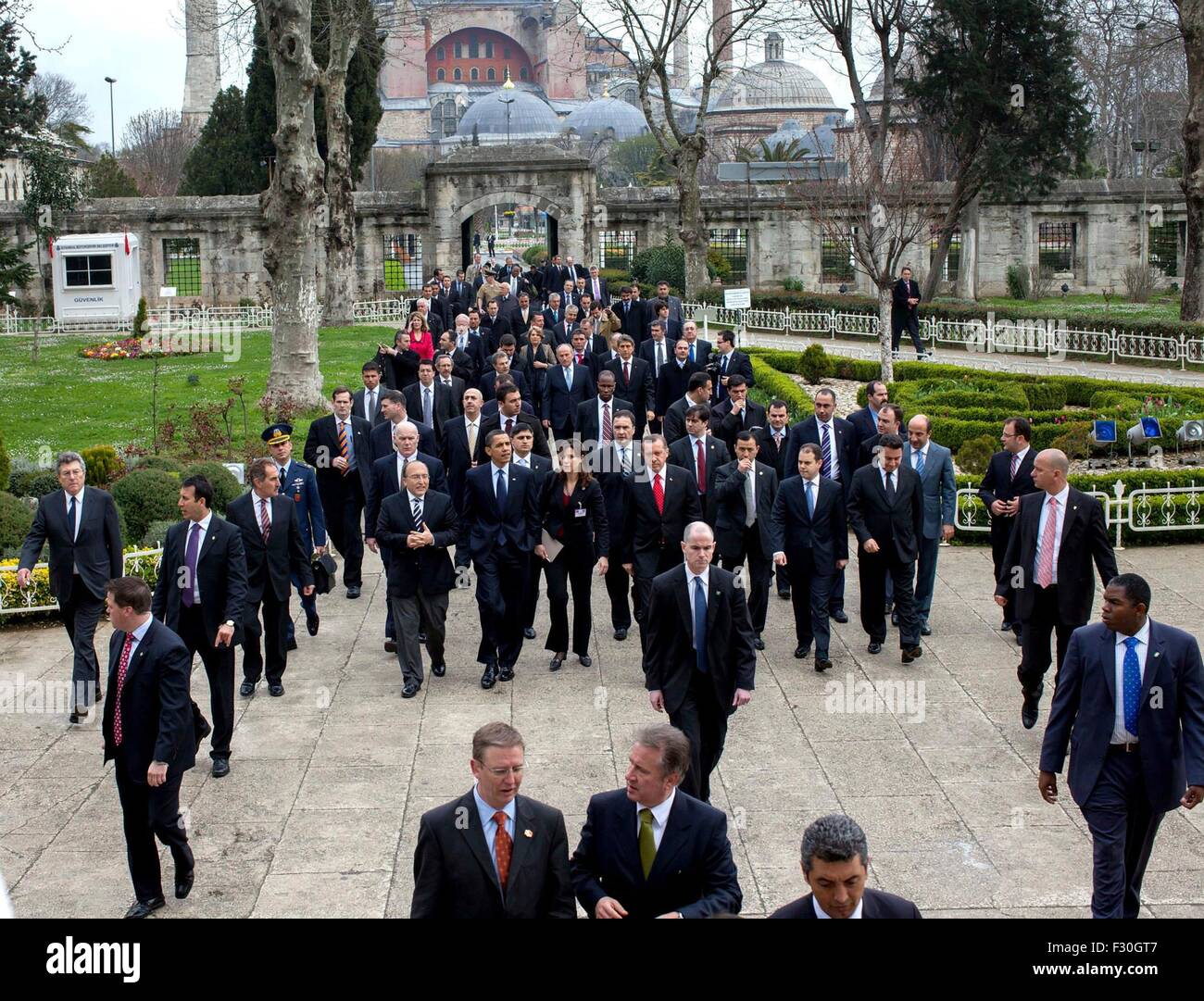 Le président des États-Unis, Barack Obama marche avec le Premier ministre turc Recep Tayyip Erdogan de Hagia Sofia de la Mosquée Bleue le 7 avril 2009 à Istanbul, Turquie. Banque D'Images