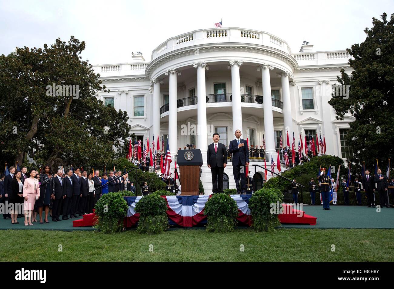 Washington DC, Etats-Unis. 25 Septembre, 2015. Le président américain Barack Obama et le président chinois Xi Jinping se présenter à l'hymne national lors de la cérémonie d'arrivée à la Maison Blanche le 25 septembre 2015 à Washington, DC. Banque D'Images