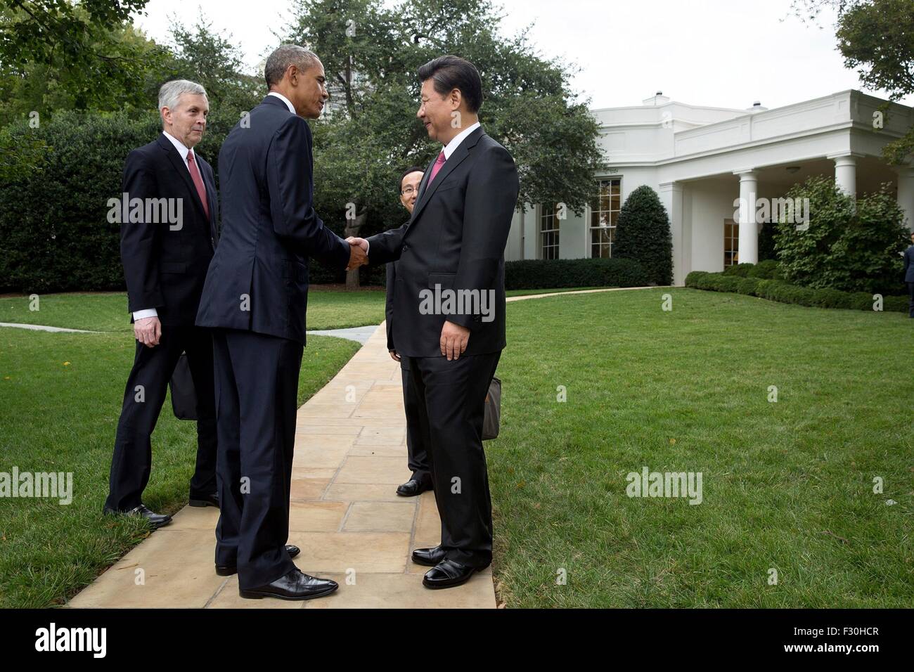 Washington DC, Etats-Unis. 25 Septembre, 2015. Le président américain, Barack Obama fait ses adieux au président chinois Xi Jinping à la Maison Blanche le 25 septembre 2015 à Washington, DC. Banque D'Images