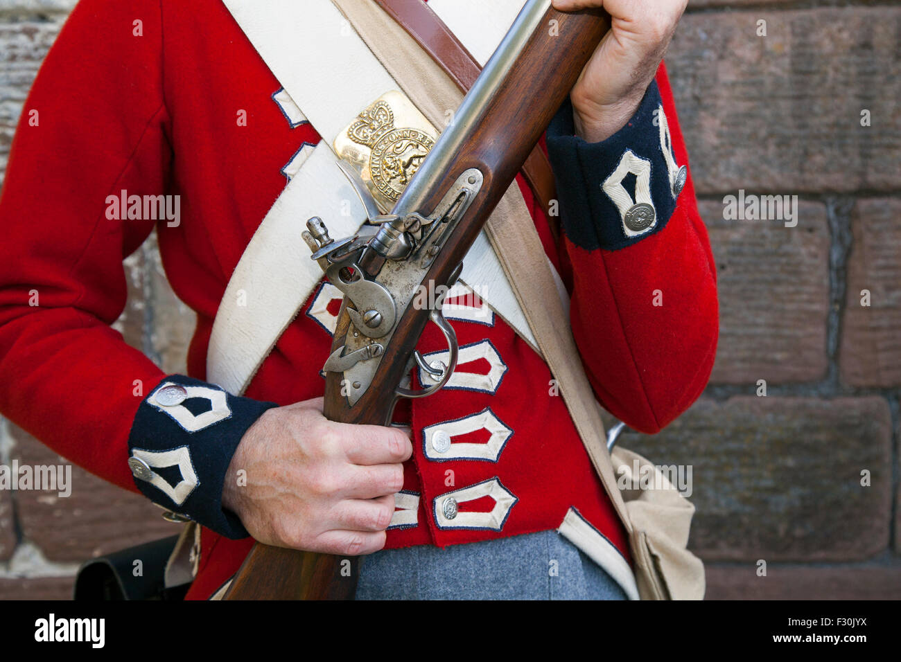 Liverpool, Royaume-Uni. 26 Sep, 2015. Nick Barlow, avec mousquet à silex à la bataille de Waterloo reconstitution et les commémorations du 200e anniversaire. Le canton a célébré le bicentenaire de la bataille d'authentiques acteurs armés de fusils et de munitions, et vêtus d'uniformes de la période re-enacting comment la bataille se déroulait. L'événement organisé dans 'Potter's Barn Park" a réuni des centaines de sections locales afin de voir la bataille après que la ville a été nommée. Dans les bâtiments y compris dans la classe II-énumérés Potters Barn bâtiments du parc, sont des répliques de ceux trouvés dans la région de Waterloo, en Belgique. © Cernan Elias/A Banque D'Images