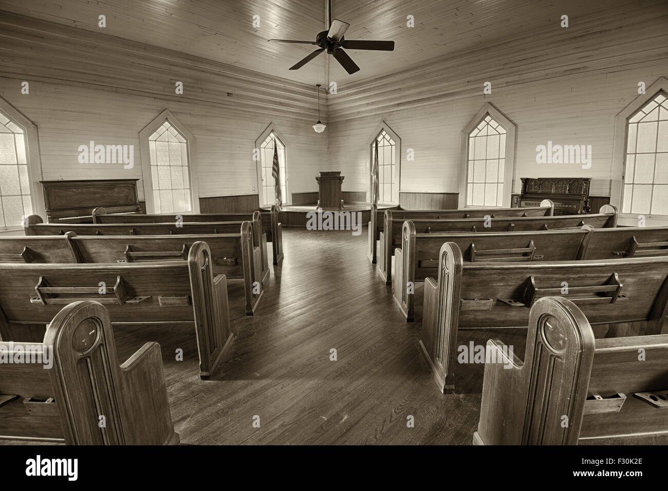 Intérieur d'une église historique dans le parc historique de la ville de Dothan. Traitement HDR. Banque D'Images