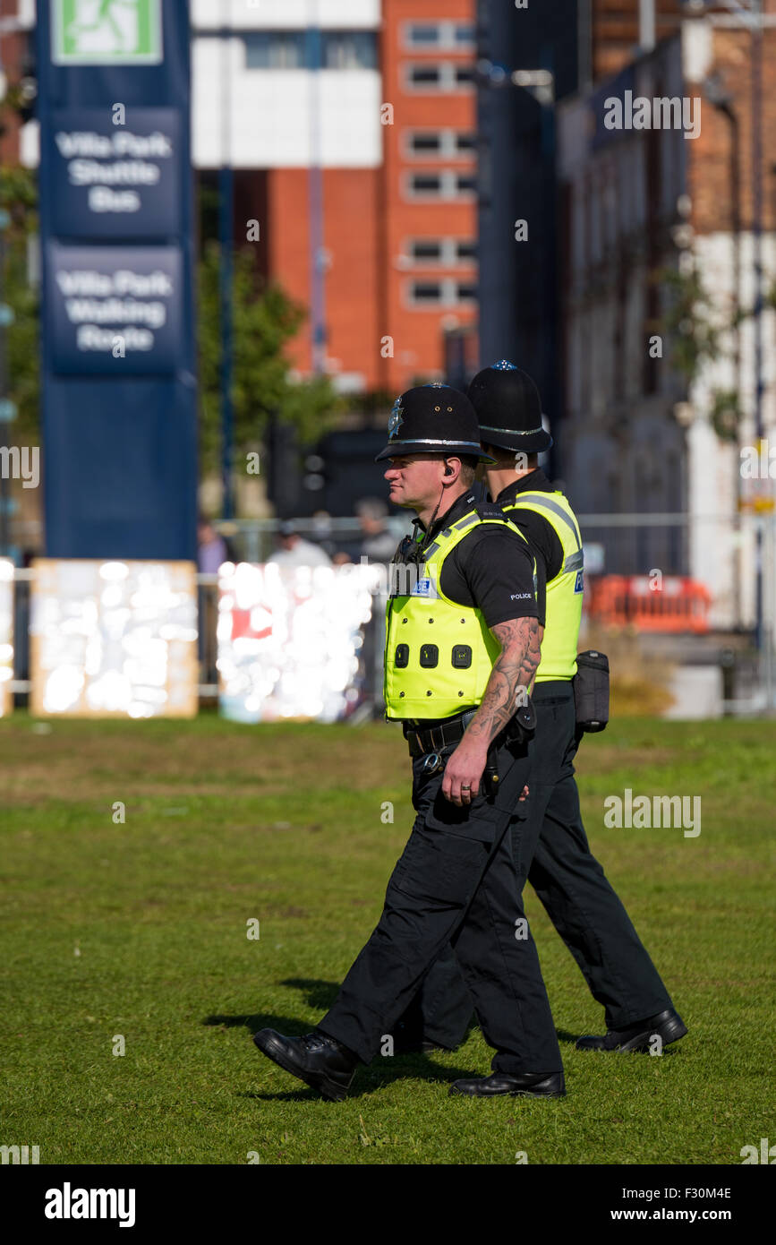 Deux agents de police patrouiller un park à Birmingham West Midlands UK Banque D'Images