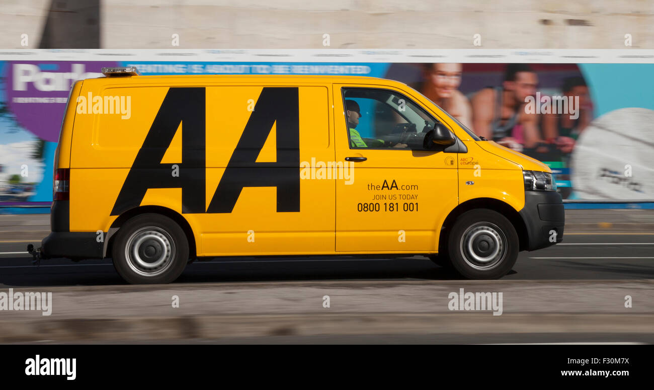 La voirie de Liverpool, Merseyside, Royaume-Uni. La circulation routière sur le Strand. Banque D'Images