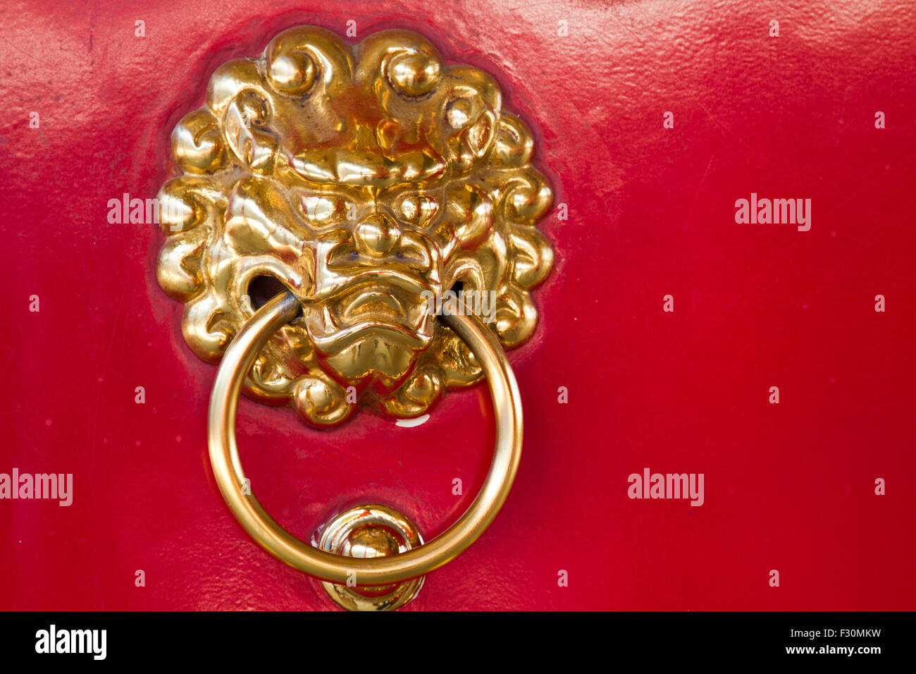 Old Lion heurtoir de porte rouge Banque D'Images