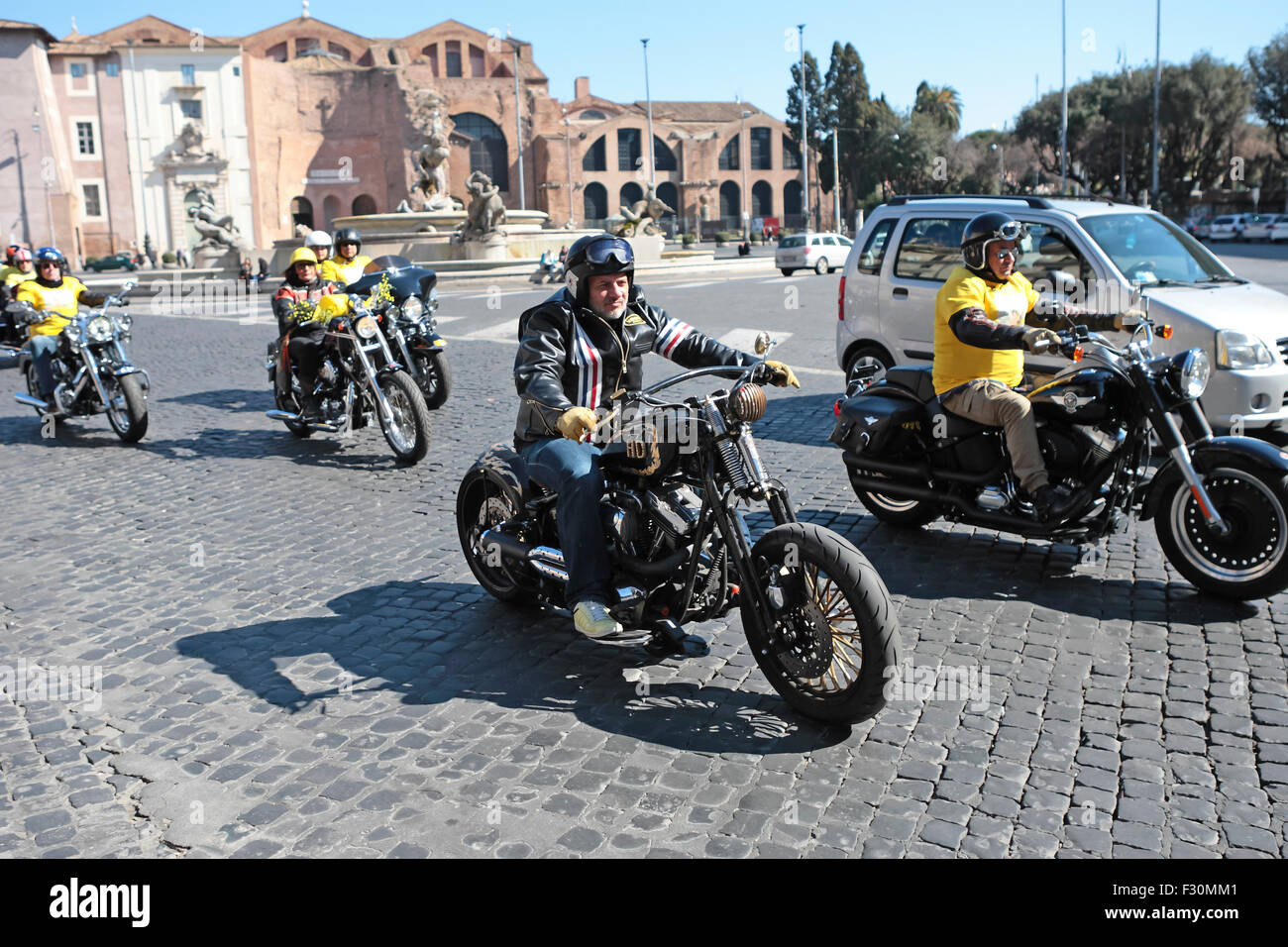 Défilé de moto pour la Journée internationale de la femme par le  Harley-Davidson Club de Rome, Italie. De nombreuses motos ont été équipées  de Mimosa Photo Stock - Alamy