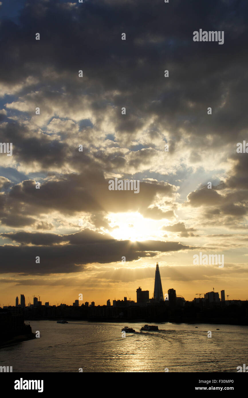 Londres, Royaume-Uni. 26 septembre 2015. Deux clippers et un col bateau de croisière touristique comme tous les prendre dans une vue magnifique d'un coucher de soleil sur la Tamise à Wapping. Crédit : Glenn Sontag / Alamy Live News Banque D'Images