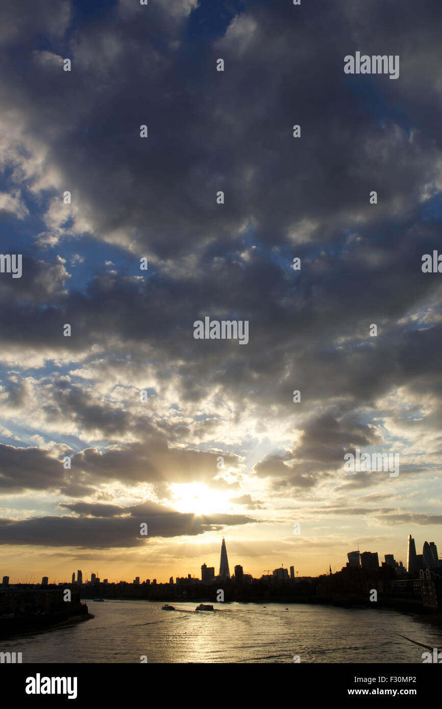 Londres, Royaume-Uni. 26 septembre 2015. Deux clippers et un col bateau de croisière touristique comme tous les prendre dans une vue magnifique d'un coucher de soleil sur la Tamise à Wapping. Crédit : Glenn Sontag / Alamy Live News Banque D'Images