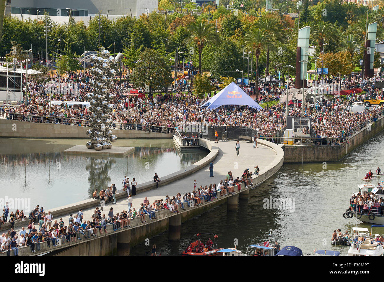 Les spectateurs dans le Red Bull Cliff Diving Bilbao 2015 Banque D'Images