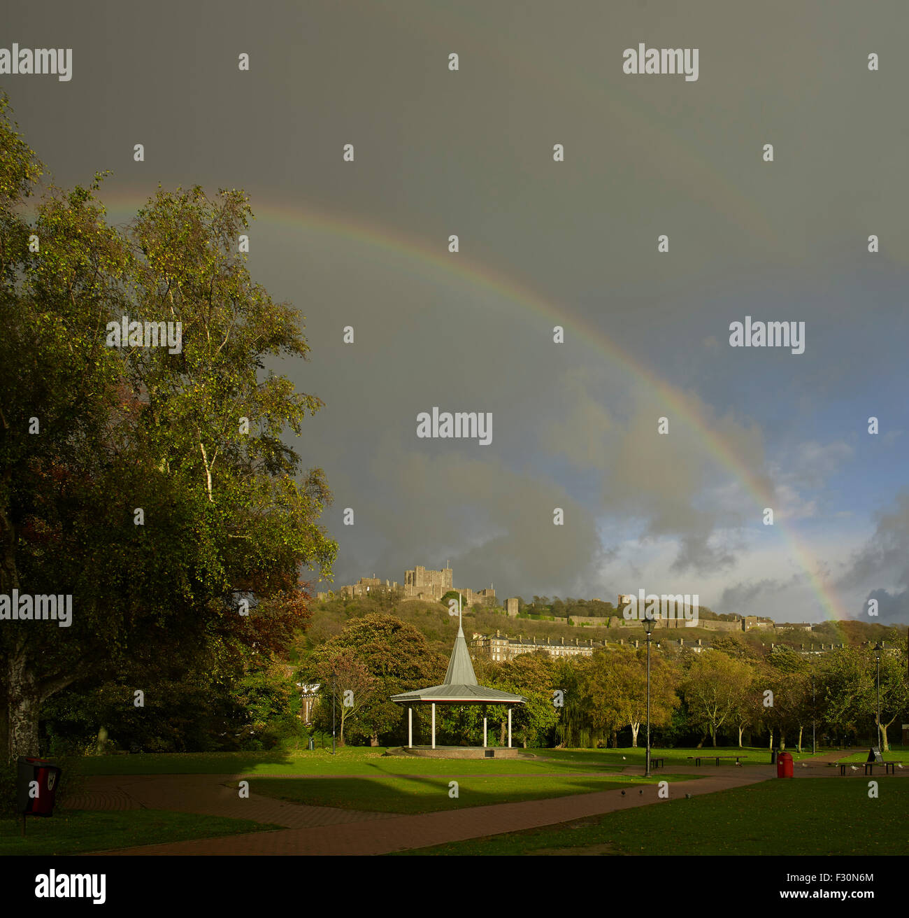 Le château de Douvres et kiosque à musique, Kent. Avec rainbow Banque D'Images