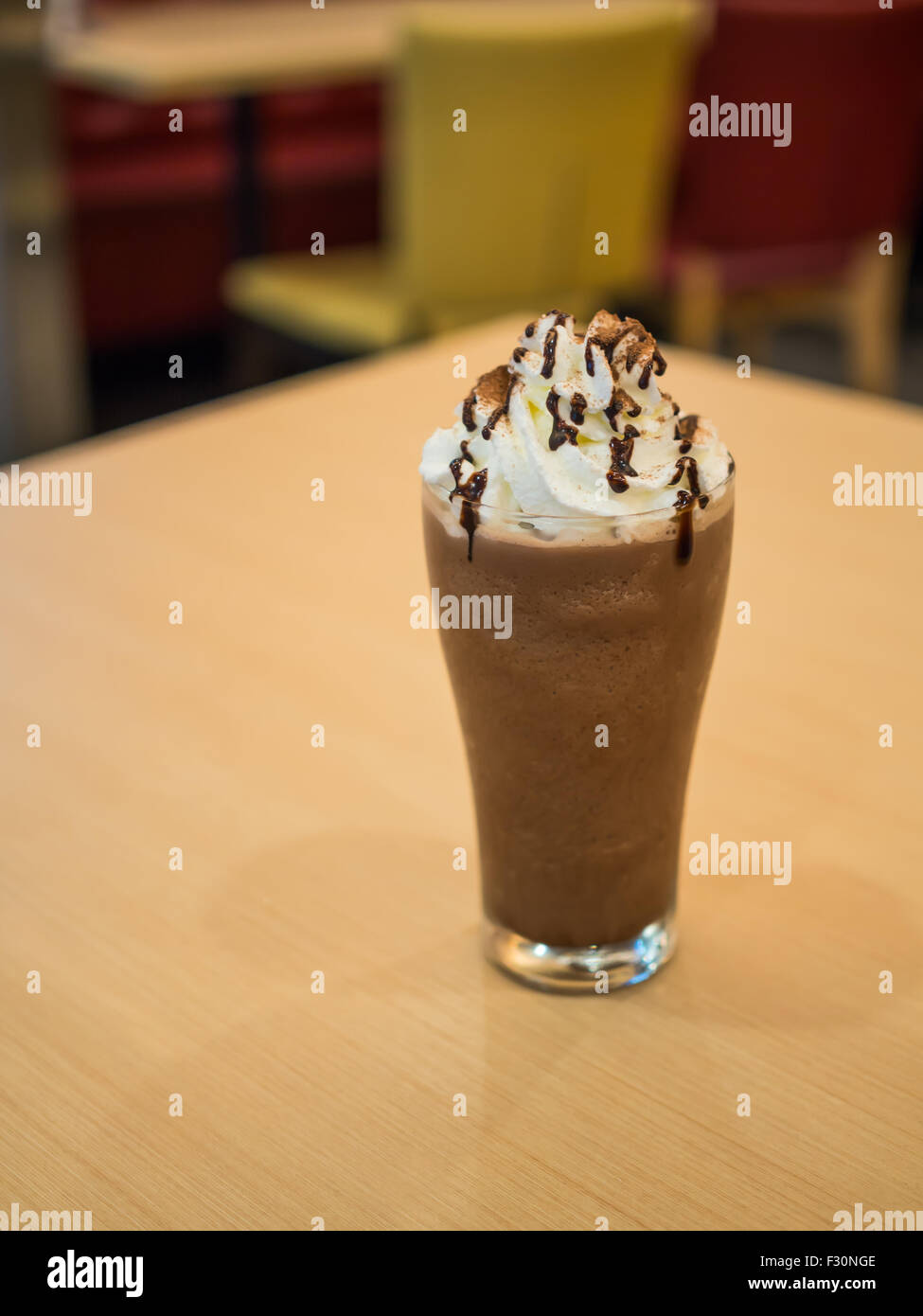 Délicieux chocolat frappe avec de la crème fouettée sur la table Banque D'Images