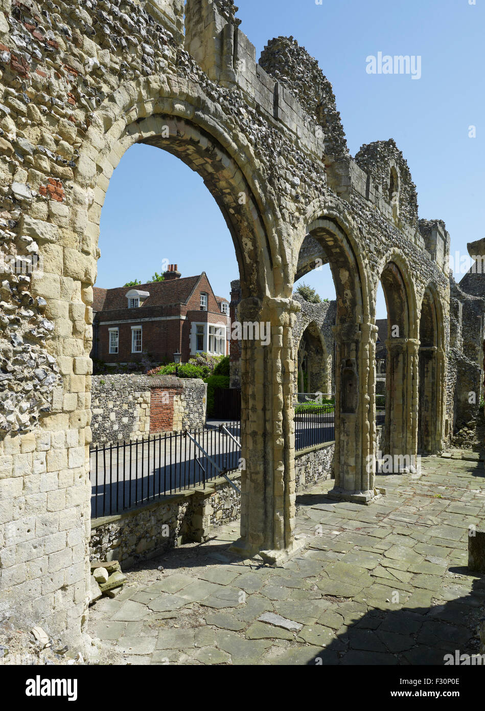 La Cathédrale de Canterbury, Kent. Arches en ruine de mur de l'Infirmerie Banque D'Images
