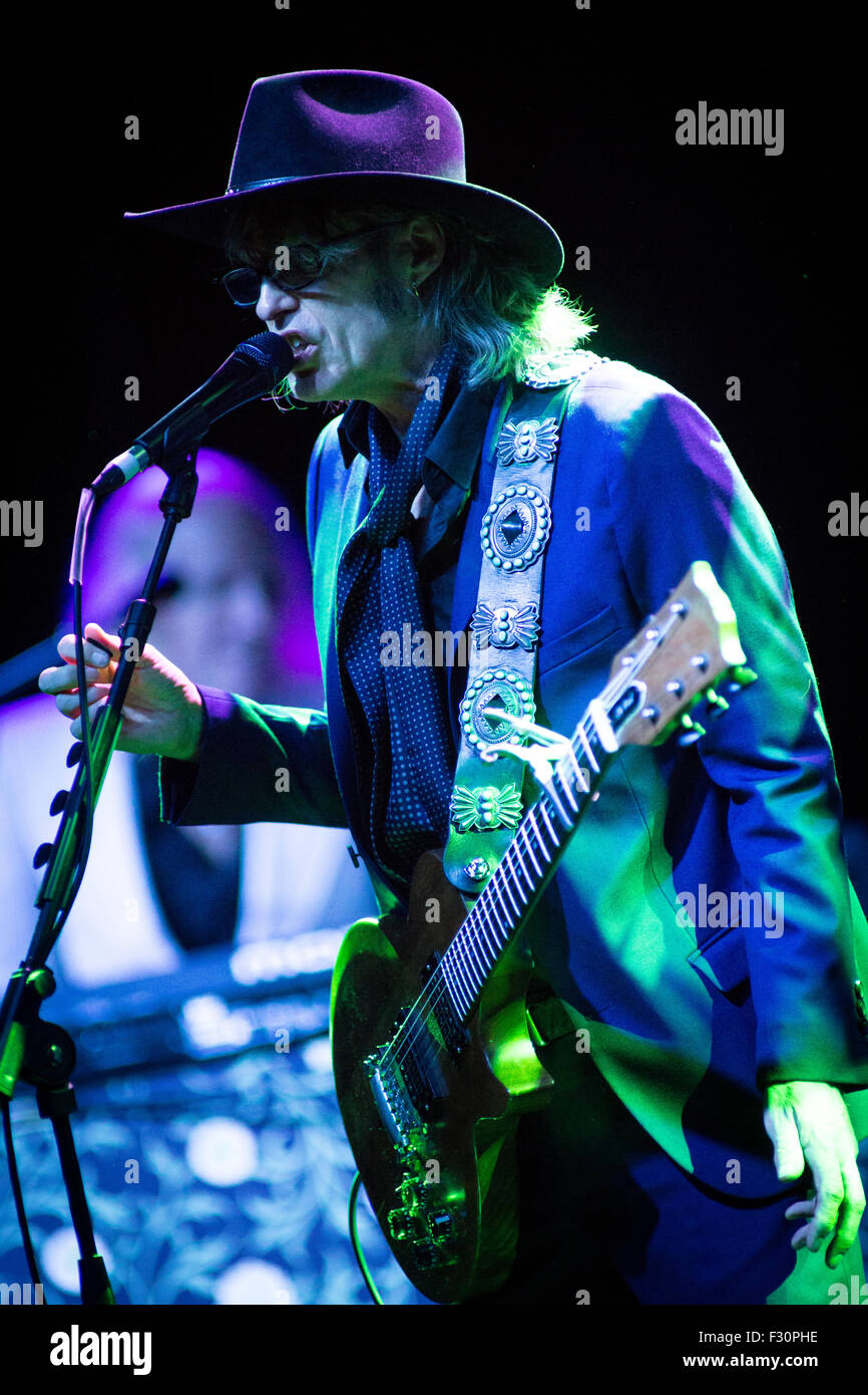 Milan Italie. 26 septembre 2015. Le groupe de rock-folk britannique Waterboys effectue sur scène au Teatro Nuovo au cours de la tournée 'Moderne' Blues 2015 Crédit : Rodolfo Sassano/Alamy Live News Banque D'Images