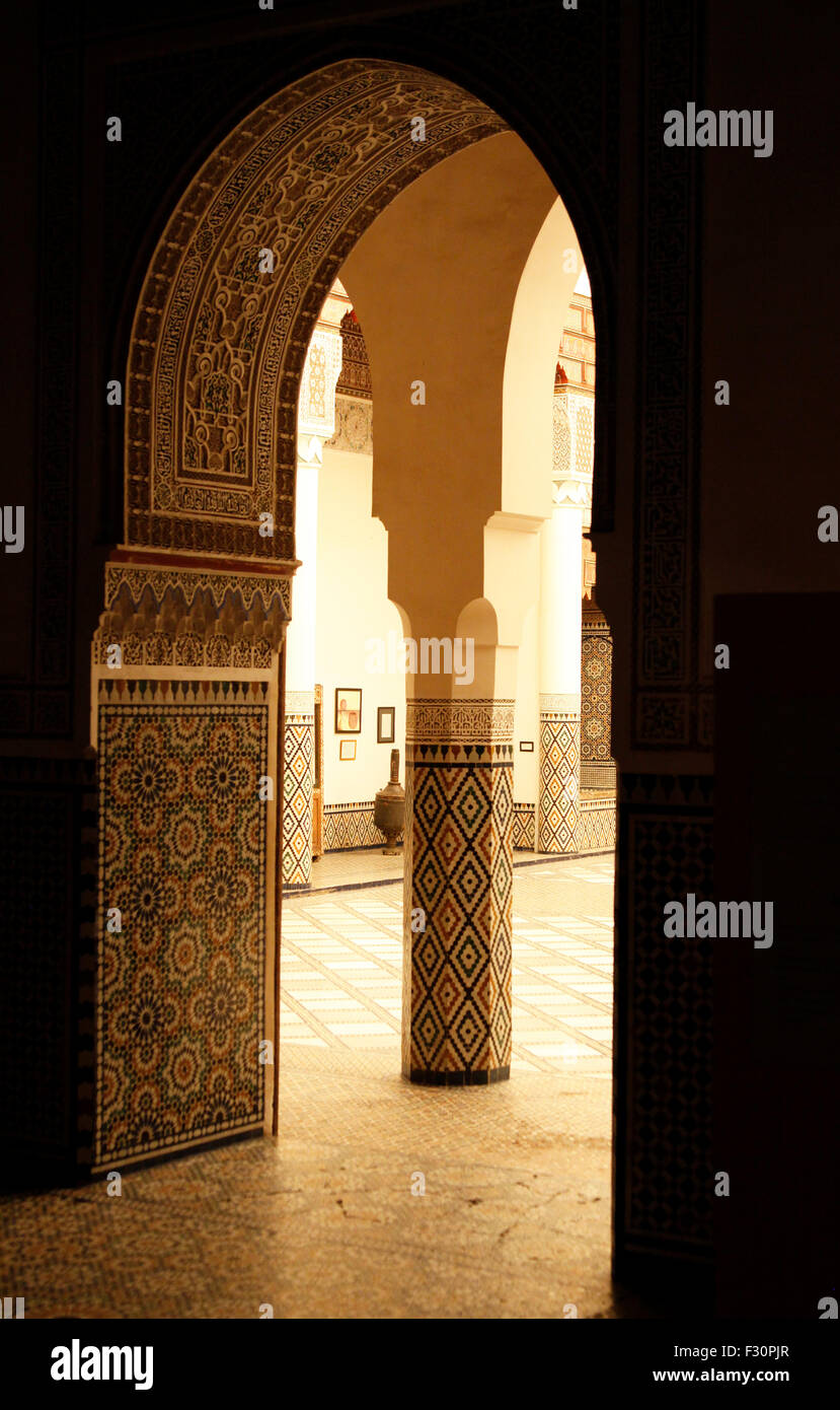 Vue à travers une arche dans la cour intérieure de la Musée de Marrakech, Marrakech, Maroc Banque D'Images