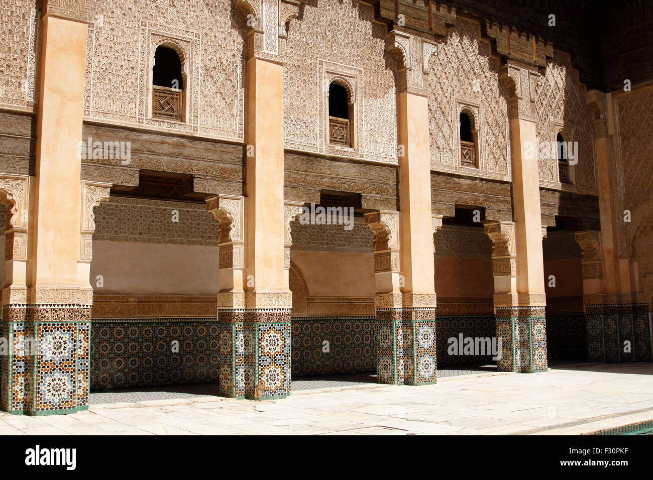 Dans la cour centrale de la Medersa Ben Youssef à Marrakech, Maroc Banque D'Images