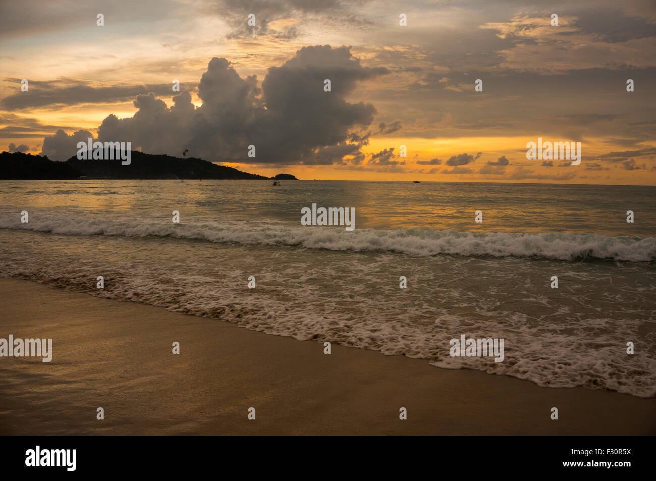 Patong beach est la plage la plus célèbre dans le Phuket, Thailande. C'est la fameuse place tous les touristes doivent venir,. Banque D'Images