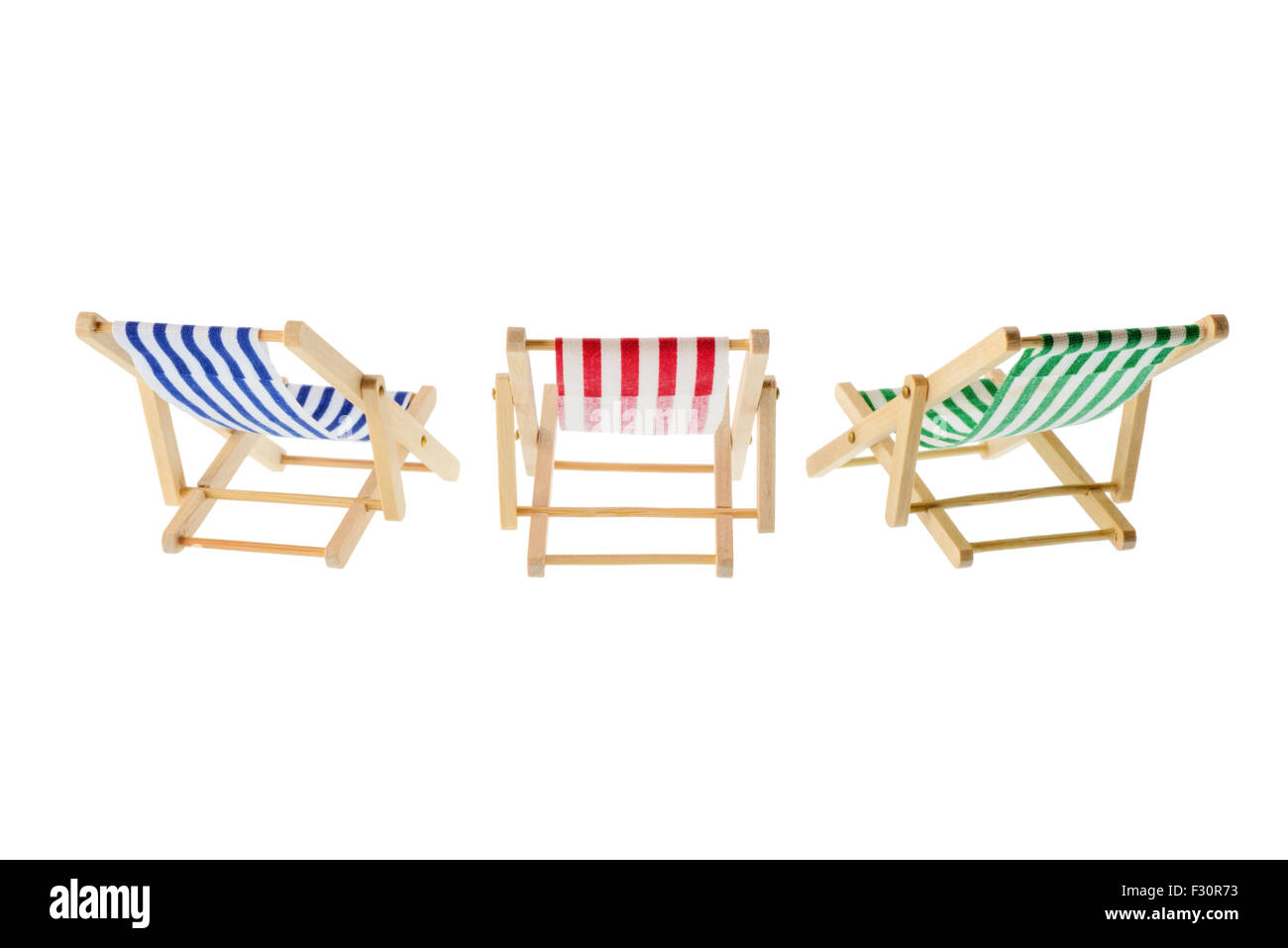 Objets isolés : groupe des rayures multicolores en bois chaises, isolé sur fond blanc Banque D'Images