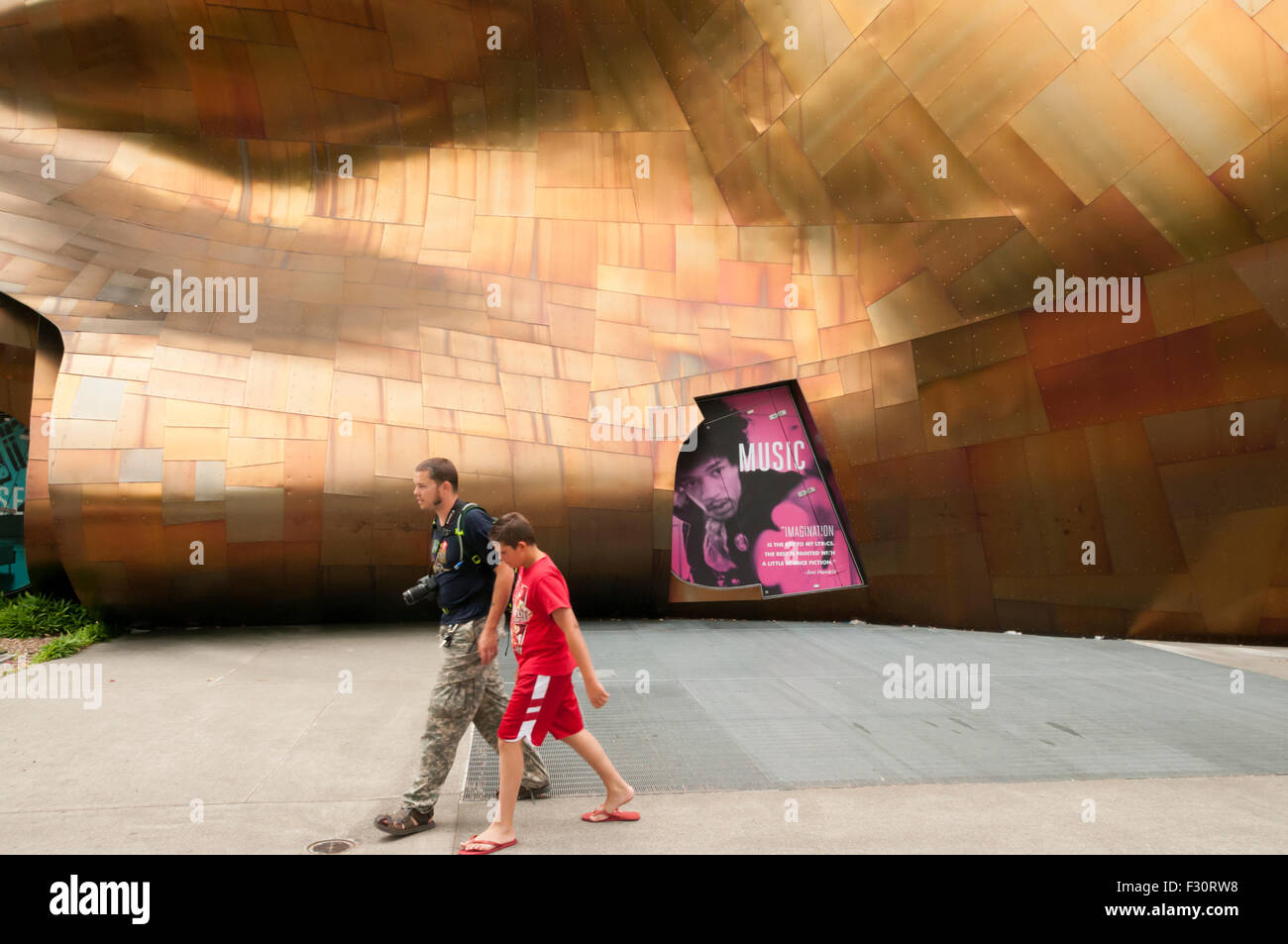 Les gens (motion floue) Balade en face de EMP à Seattle Center. Banque D'Images