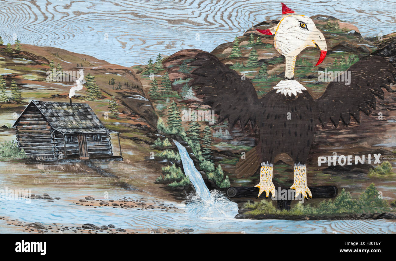 Un panneau de bois avec un phoenix ; un symbole des oiseaux de l'Amérique indigène, à Greenwood, en Colombie-Britannique, au Canada, en Amérique du Nord. Banque D'Images