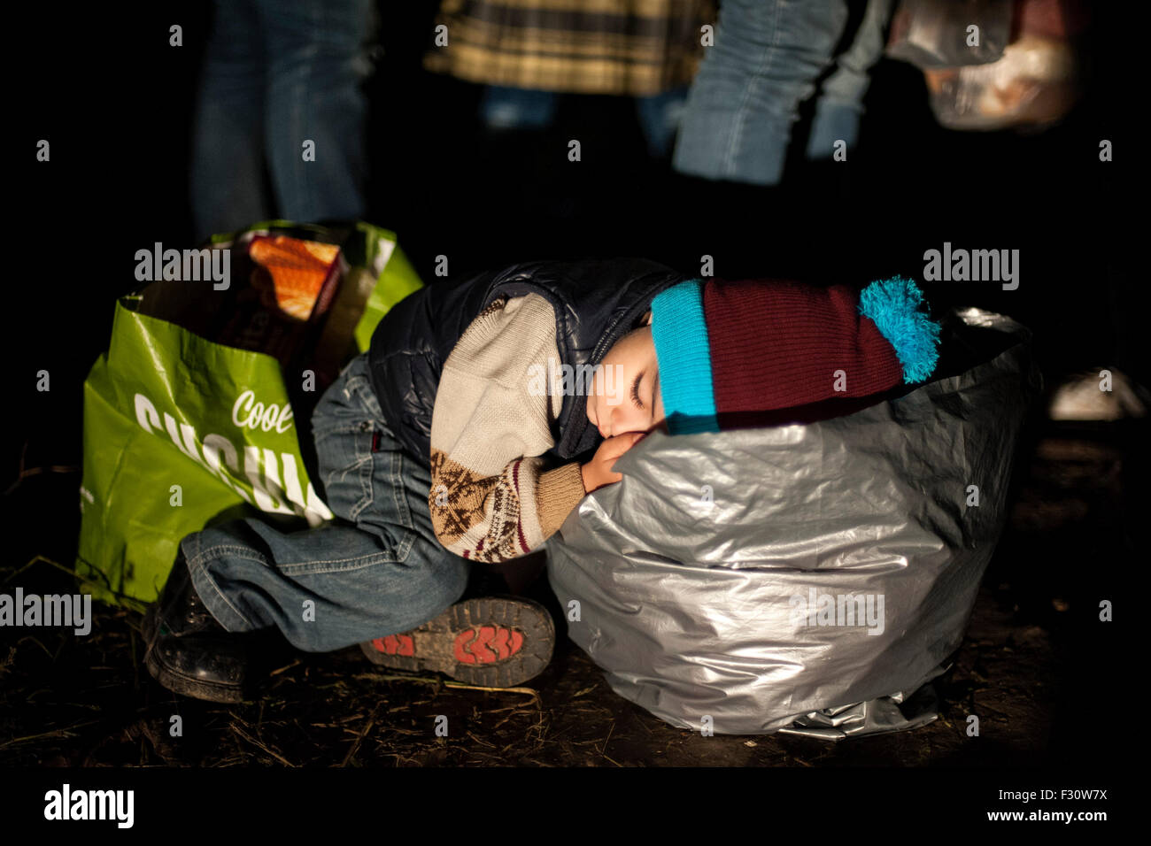 Bapska, Croatie. Sep 23, 2015. Un jeune qui peut accueillir des réfugiés en attente d'être en mesure de traverser la frontière. Serbian-Croatian Les migrants désespérés continuent leur voyage vers l'Europe d'échapper à leur pays le chaos. © Ivan Romano/Pacific Press/Alamy Live News Banque D'Images