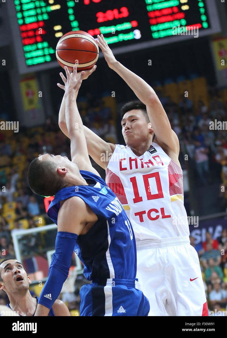 (150927) --, le 27 septembre 2015, (Xinhua) -- Zhou Peng de la concurrence de la Chine au cours du deuxième cycle Championnat du groupe F match contre le Kazakhstan à Changsha, capitale de la province du Hunan en Chine centrale, le 27 septembre 2015. La Chine a gagné 75-62. (Xinhua/Meng Yongmin) Banque D'Images