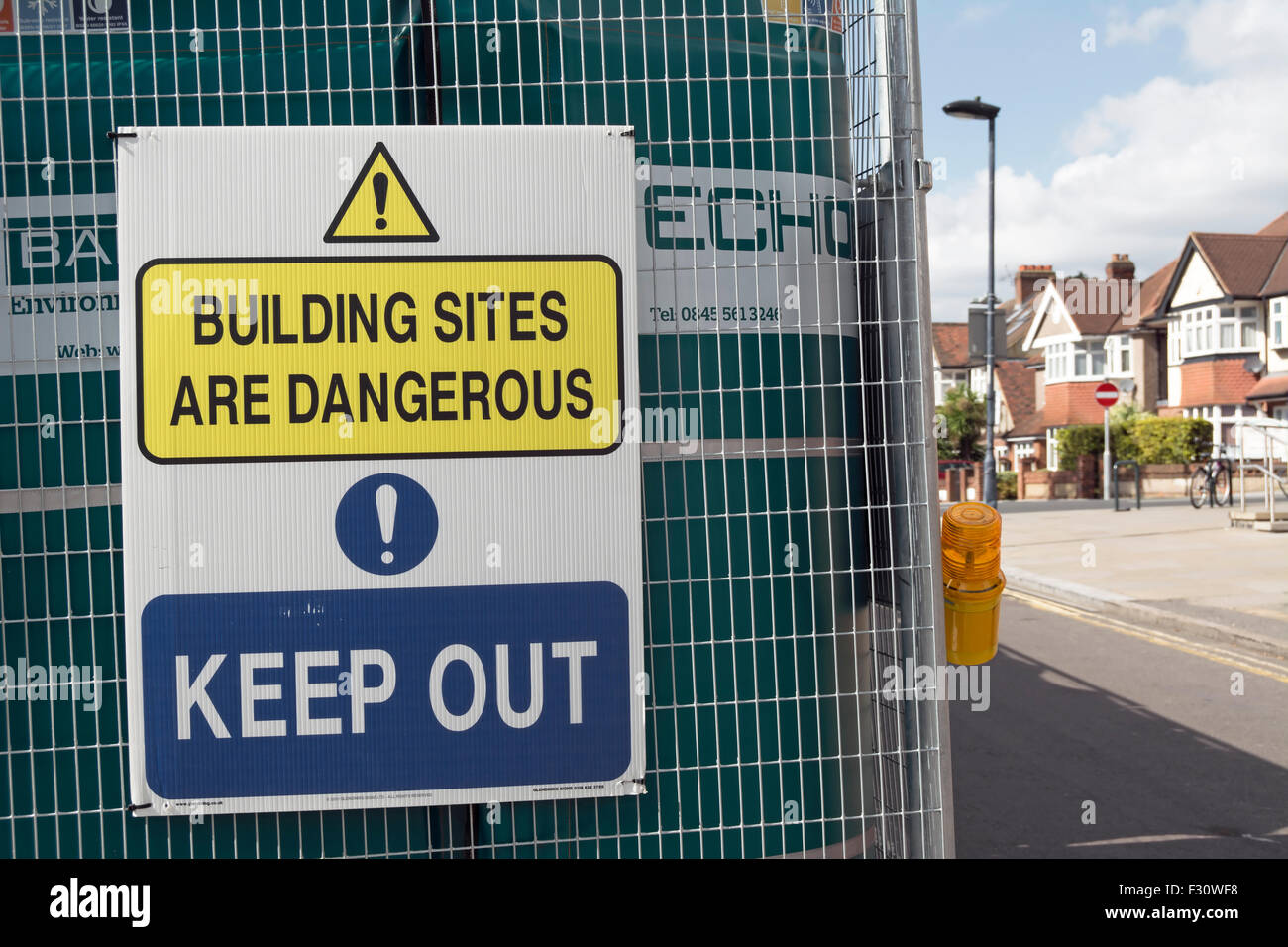 Les chantiers sont dangereux tenir hors connexion, à Twickenham, Middlesex, Angleterre Banque D'Images