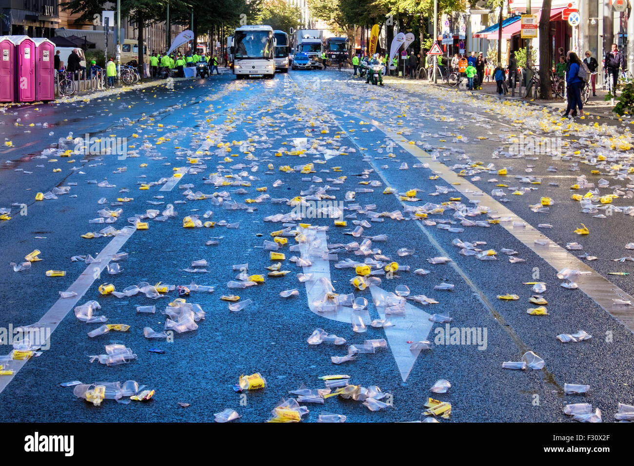 Berlin, Allemagne, le 27 septembre, 2015. Les athlètes en compétition dans le Marathon de Berlin atteindre les 10 kilomètres de passage à Rosenthalerplatz. Coureurs étaient en compétition dans un monde de marathon Abbott (AWMM majeur) - qui fait partie d'une série de six des plus grandes et plus célèbres marathons dans le monde : Tokyo, Boston, Virgin Money, Londres, Berlin BMW Chicago Bank of America et le TCS New York City Marathon. Credit : Eden Breitz/Alamy Live News Banque D'Images