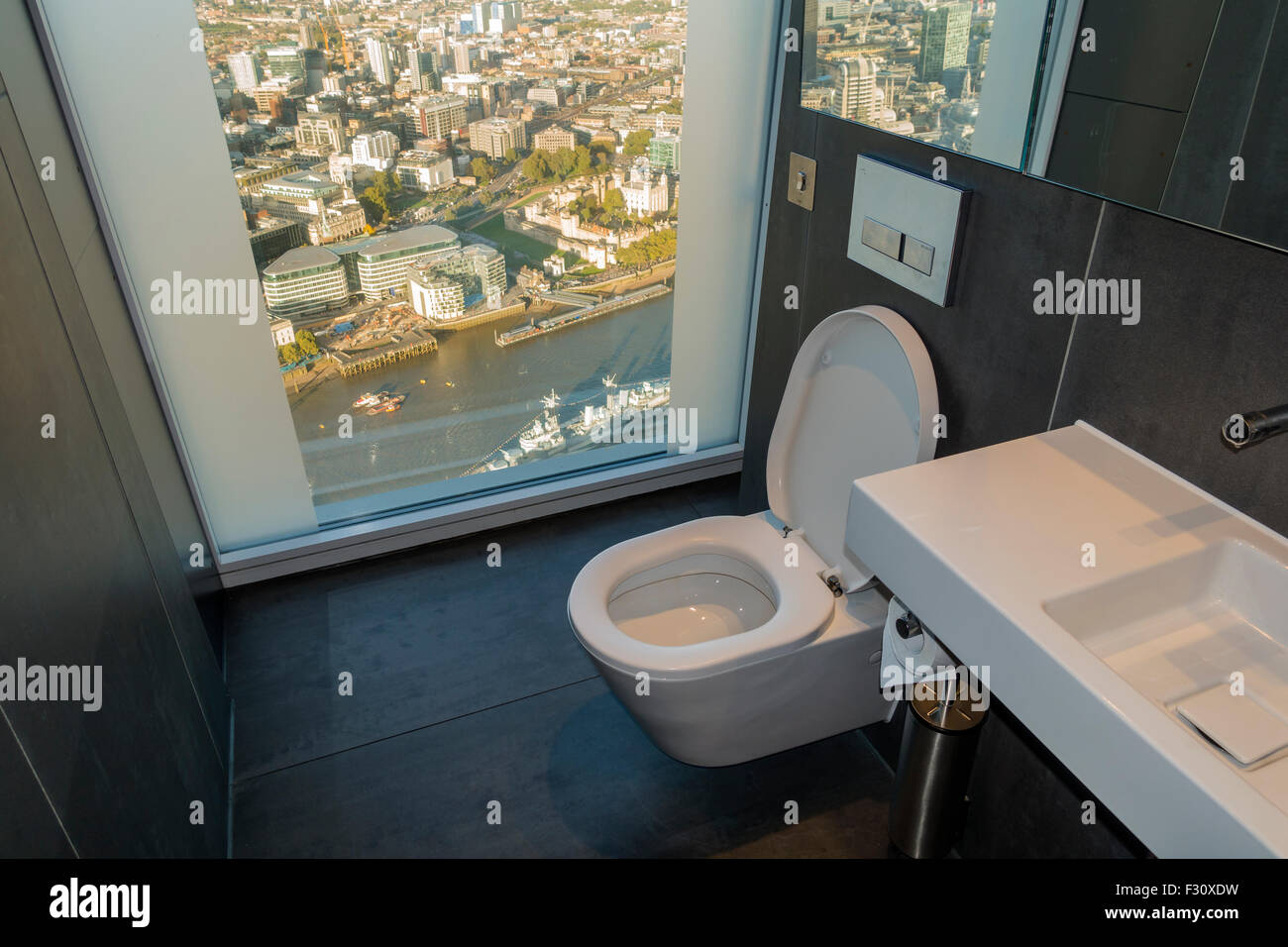 Les toilettes publiques au sommet du Shard Loo avec vue sur Londres Banque D'Images