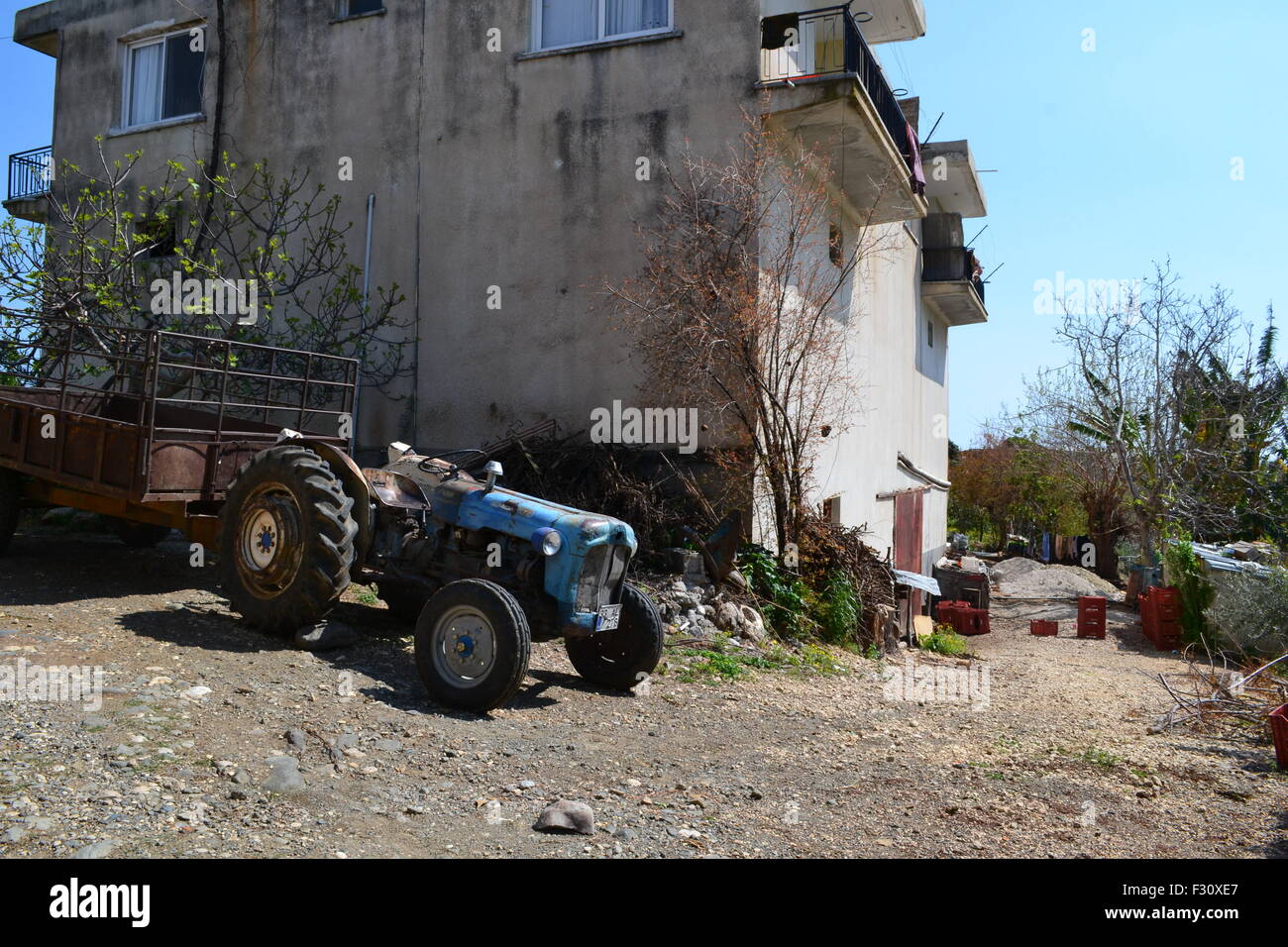 Un tracteur bleu dans un village. Banque D'Images