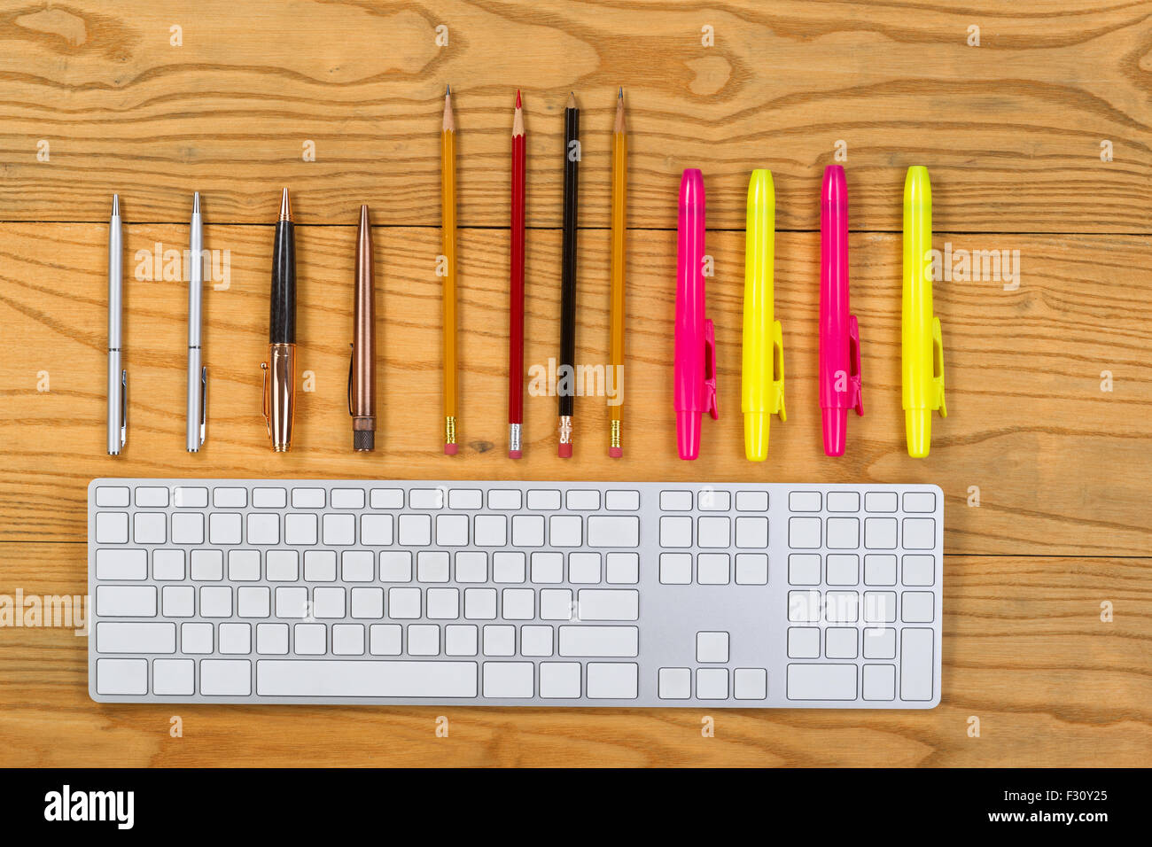 Vue de dessus avec des outils de rédaction organisé clavier générique. Banque D'Images