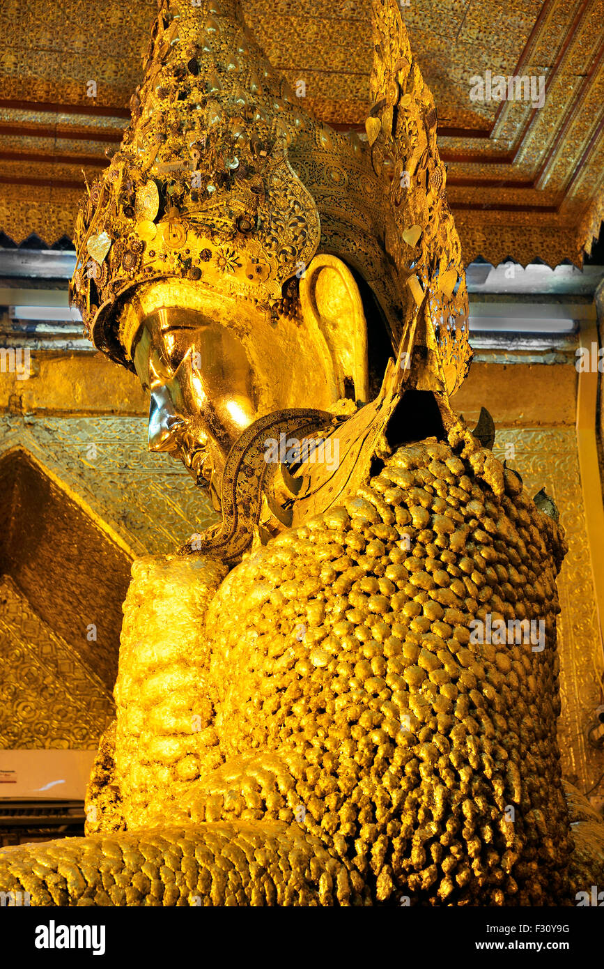 Le célèbre Bouddha couvert de bronze et d'or au Temple Mahamuni Mandalay, Ville, Myanmar, Birmanie, Birmanie (Asie) Banque D'Images