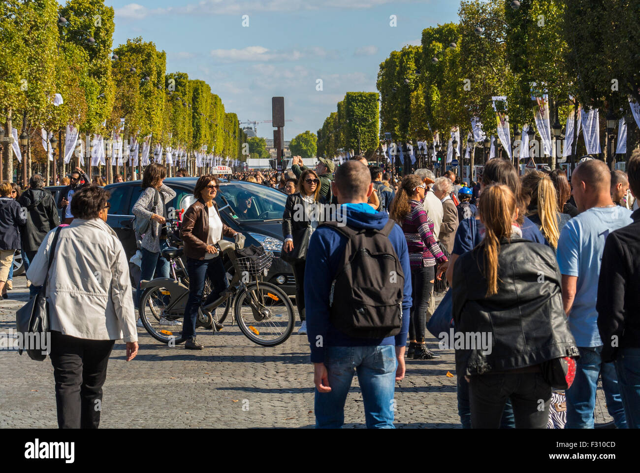 Paris, France. Présence de foules à l'événement environnemental de rue, Journée sans voix, (jour sans C-ars) , Avenue des champs-Elysées, Banque D'Images